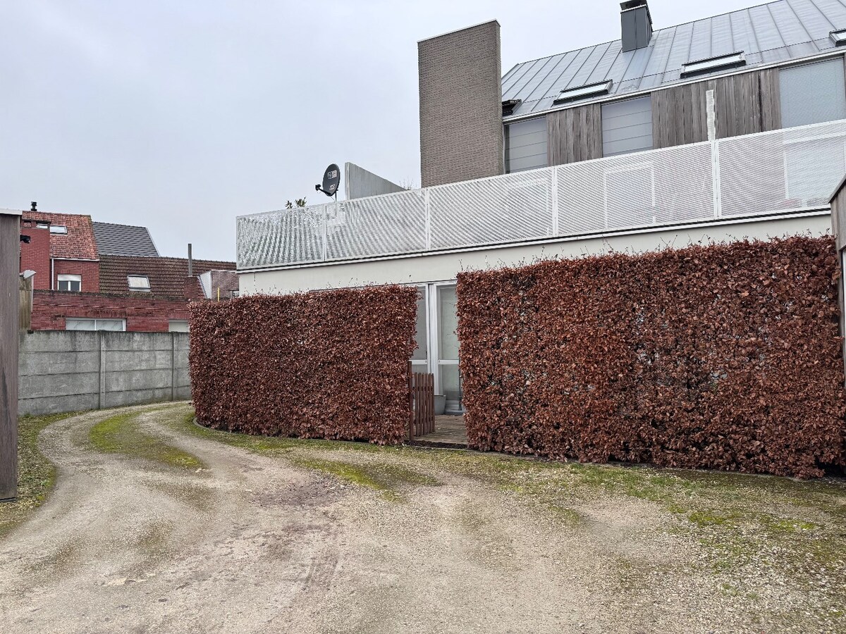 Ruim appartement met 2 slaapkamers groot terras en garage in Aartrijke 