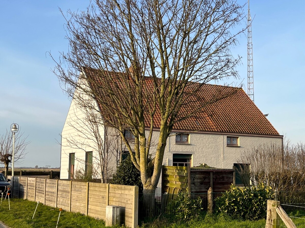Vlakbij vaart Brugge-Oostende landelijk gelegen woning met weidse zichten rondom 