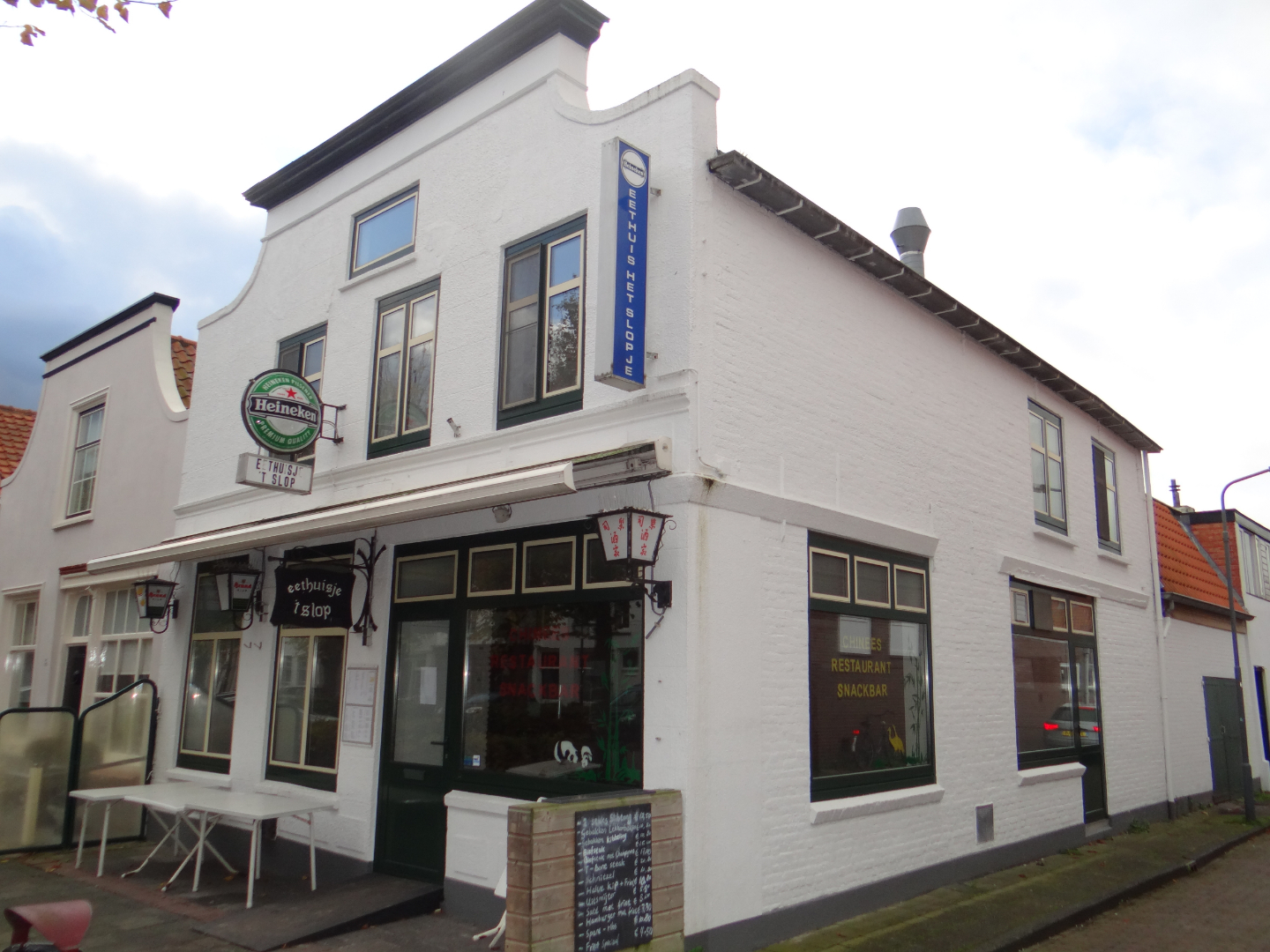 Een beeldbepalend monumentaal hoekpand op een prima locatie aan de bekende Voorstraat van het havendorp in hartje Colijnsplaat. 