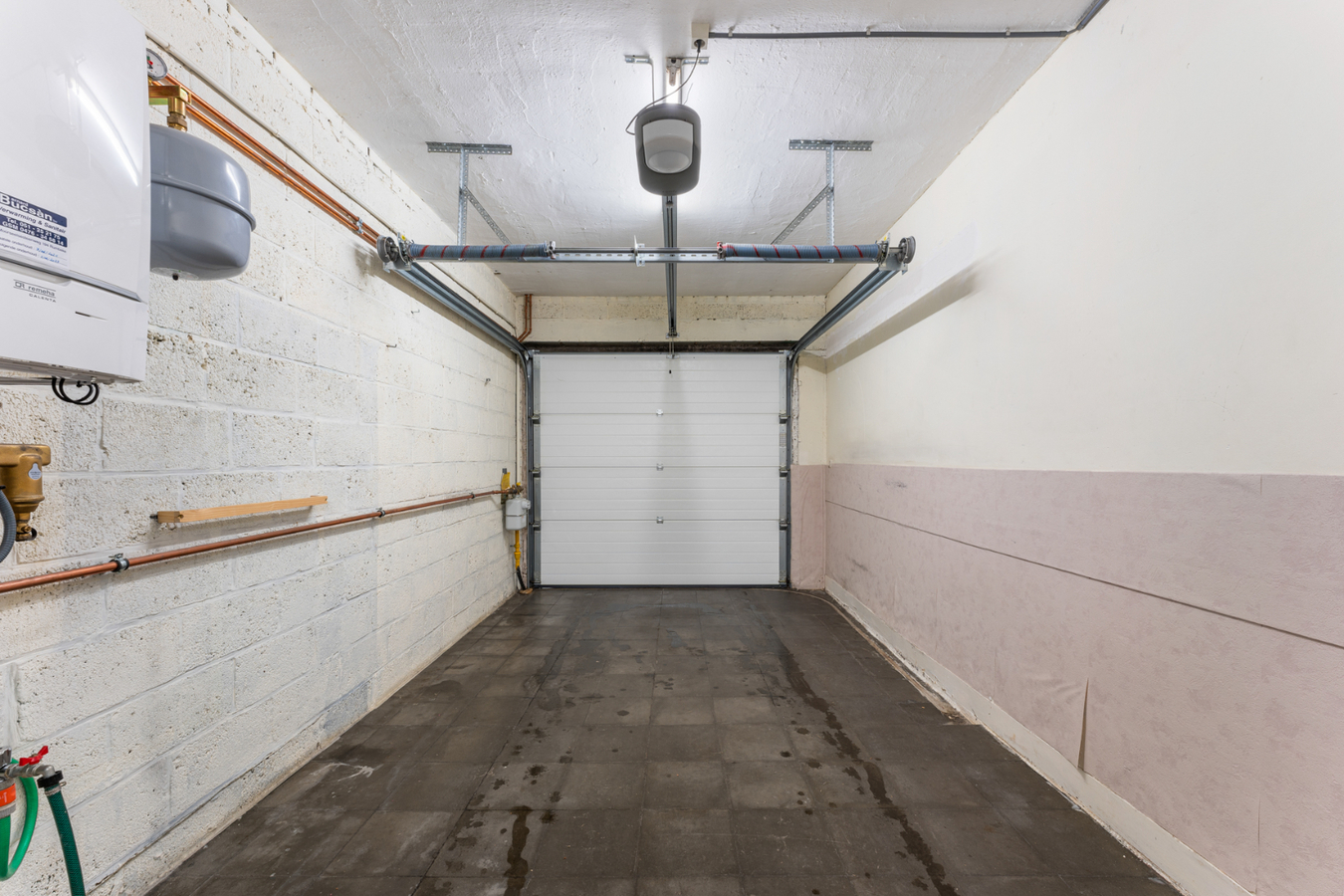 Half-open bebouwing met 4 slaapkamers en garage te centrum Ledegem 