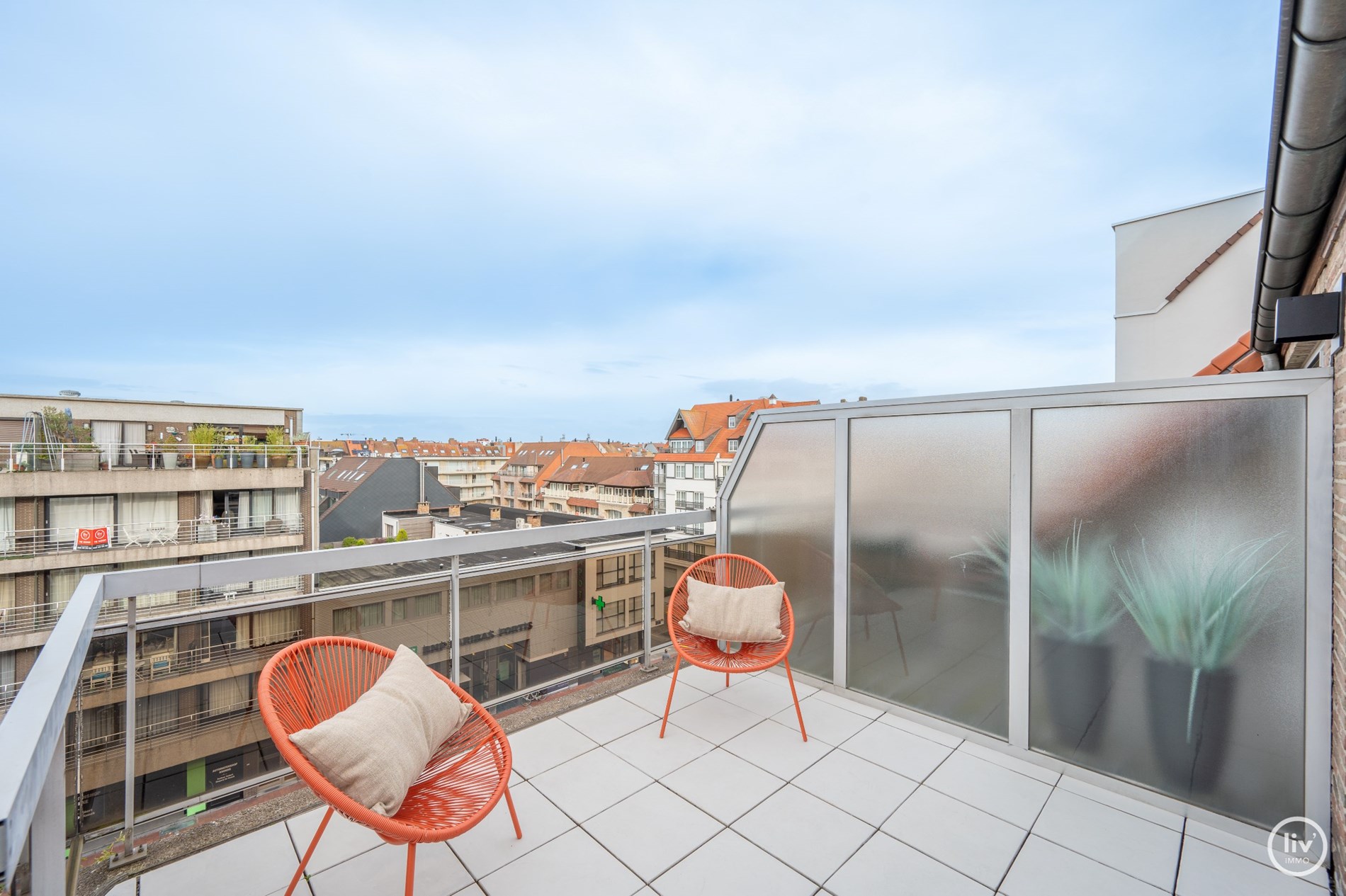 Superbe appartement en duplex magnifiquement r&#233;nov&#233; avec une spacieuse terrasse orient&#233;e vers l&#39;ouest, situ&#233; sur la Lippenslaan &#224; Knokke. 