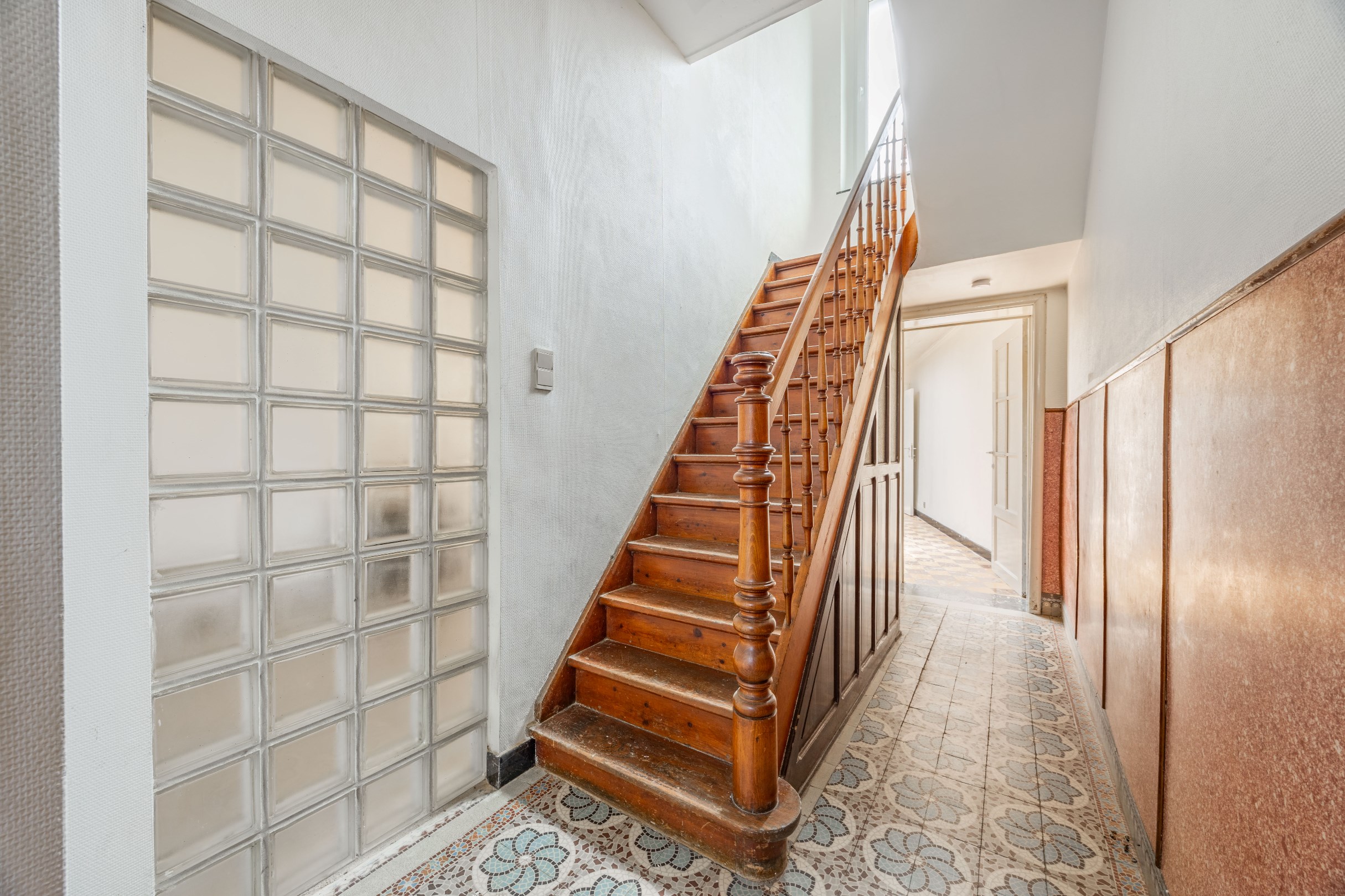 TE RENOVEREN WONING MET GARAGE 