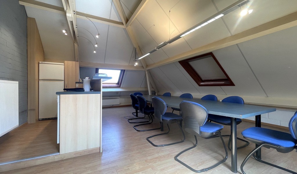 Recent gerenoveerd kantoorgebouw te huur in Mechelen