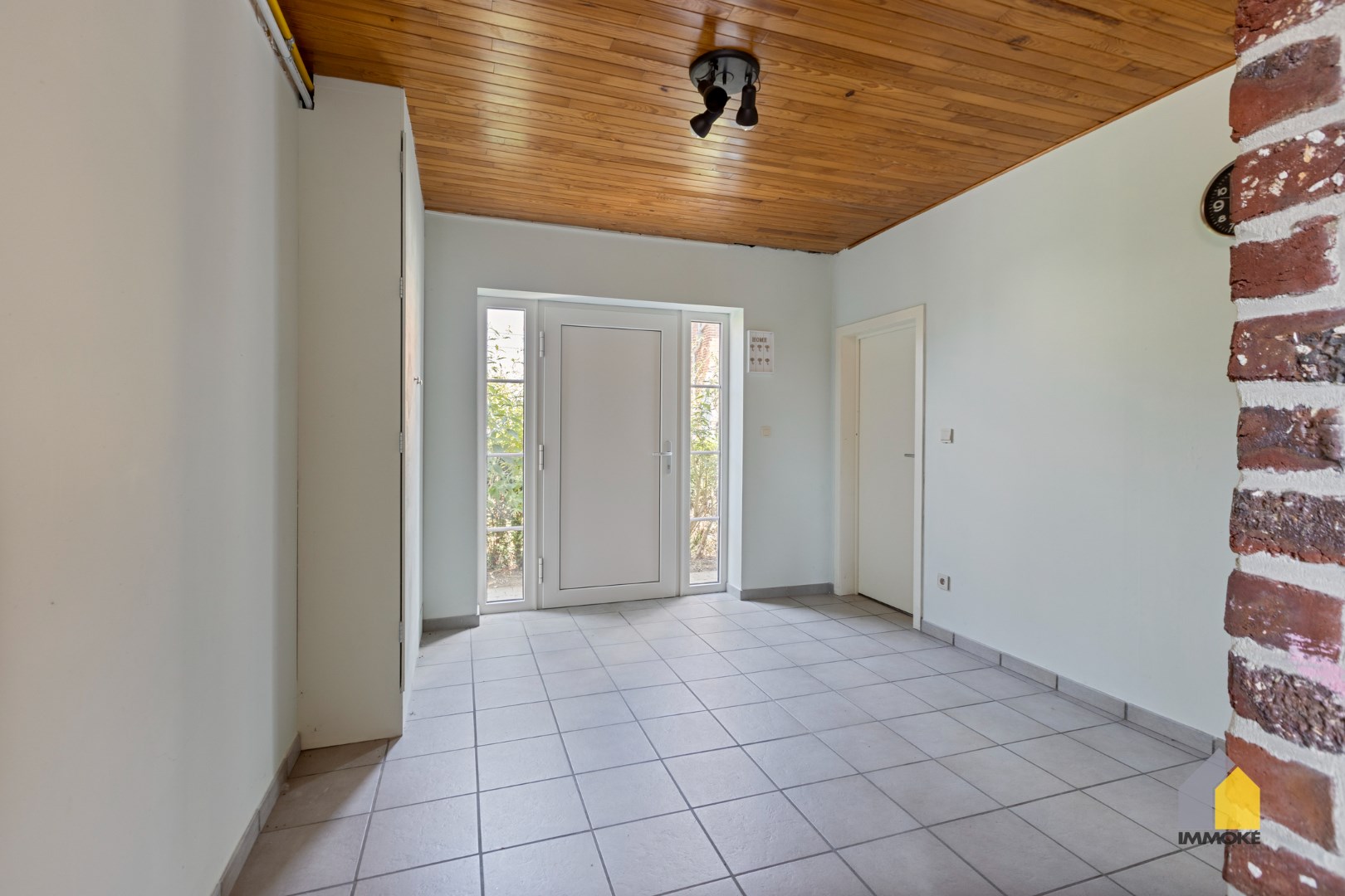 Halfvrijstaande woning met 3 slpks en grote polyvalente ruimte op perceel van 5 a 25 ca. 