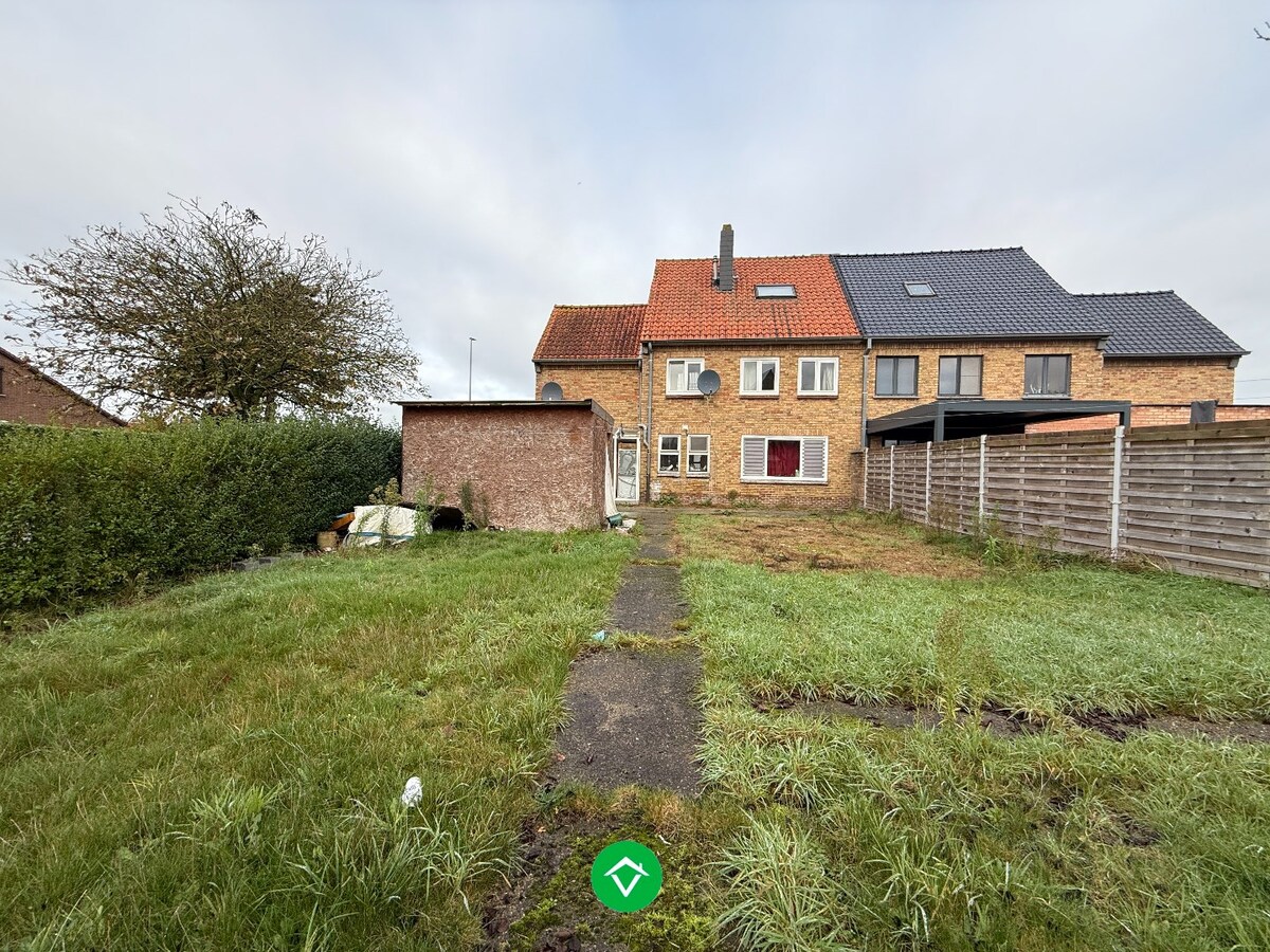 Op te frissen woning met 7 slaapkamers en tuin te Gistel 