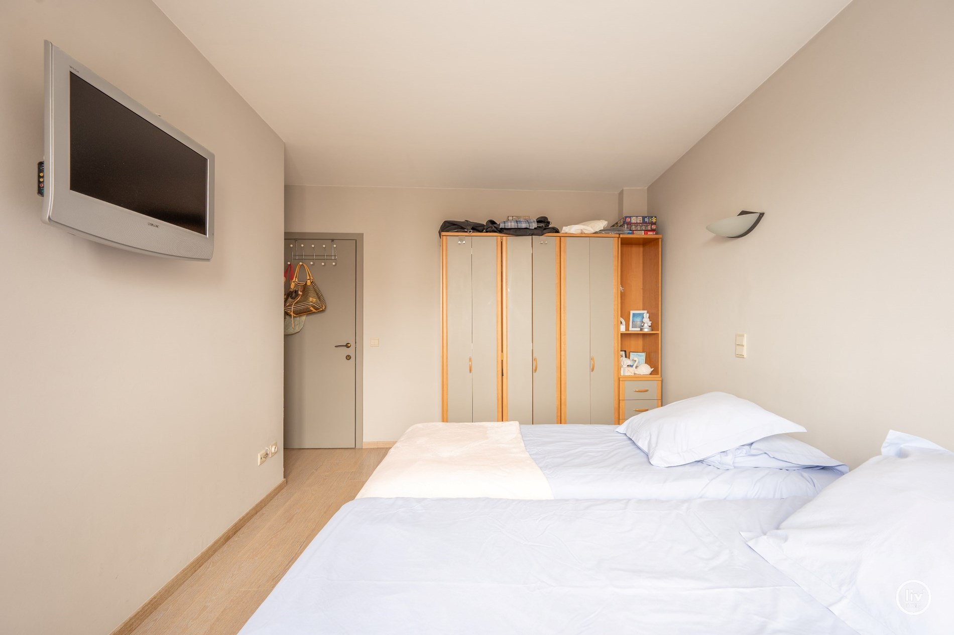 “Unieke Penthouse (1992) te koop op een toplocatie in Knokke –3 -kamerappartement met uitzonderlijke zonneterrassen van meer dan +/- 200m2 . 