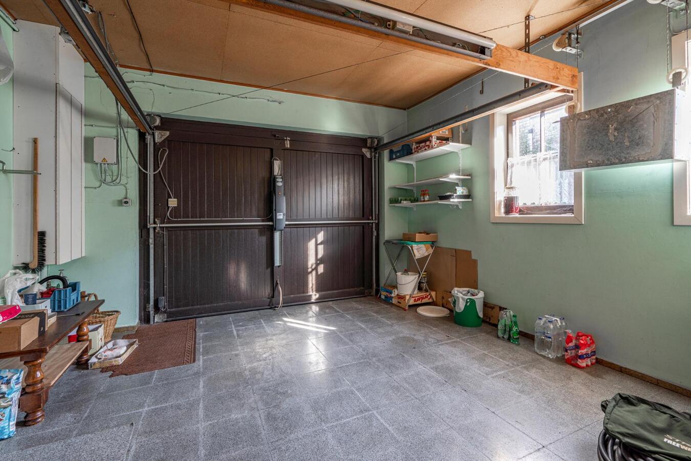 Grote woning met 6 slaapkamers en atelier op 2645 m&#178; te Koekelare 