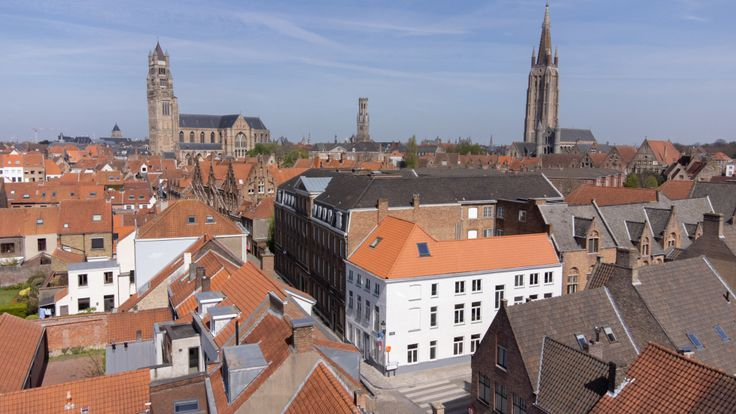 Volledig vernieuwde opbrengsteigendom te Brugge. 