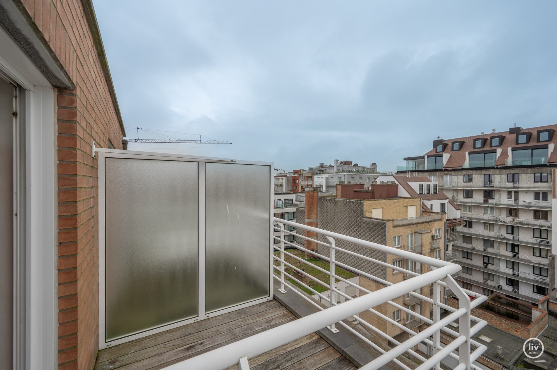 Appartement en duplex avec finitions uniques et de belles terrasses situ&#233; du c&#244;t&#233; sud de la Kustlaan, &#224; proximit&#233; du Driehoeksplein. 