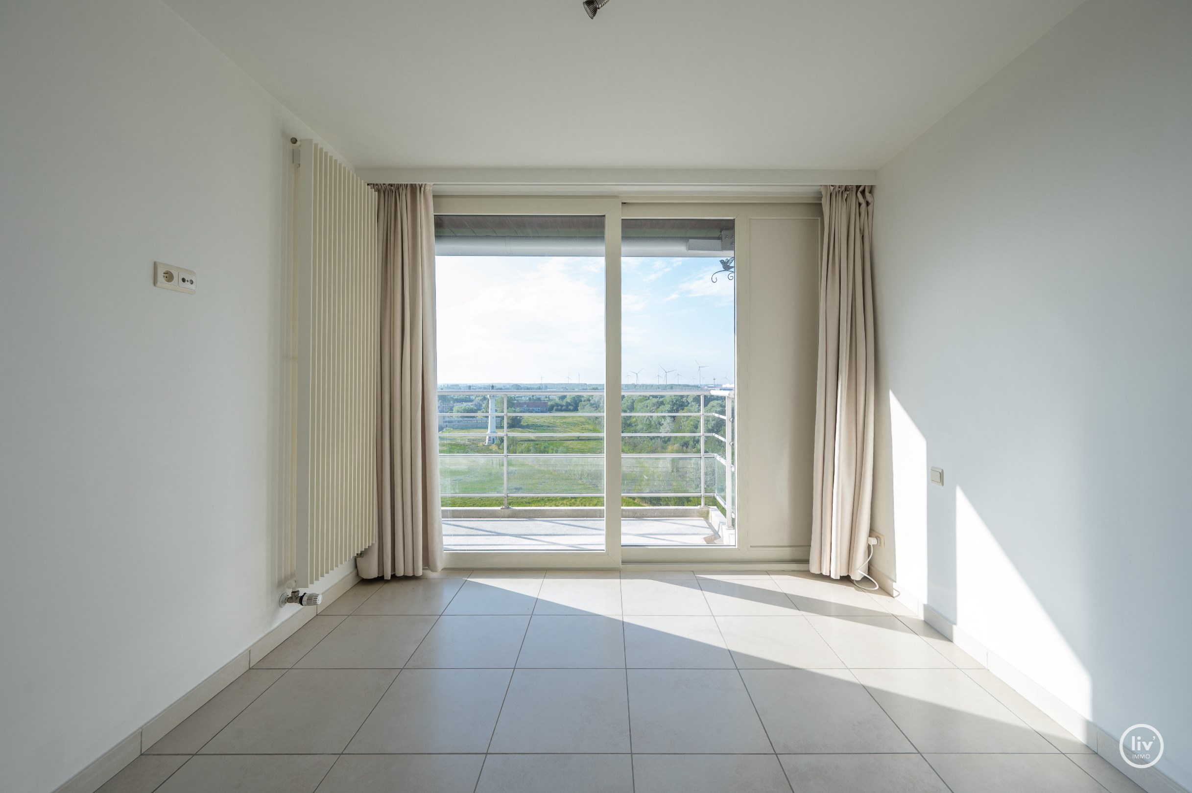 Grand appartement (7 m de largeur de fa&#231;ade) avec vue frontale sur la mer &#224; l&#39;avant et une magnifique vue d&#233;gag&#233;e &#224; l&#39;arri&#232;re, situ&#233; sur la digue &#224; Heist. 