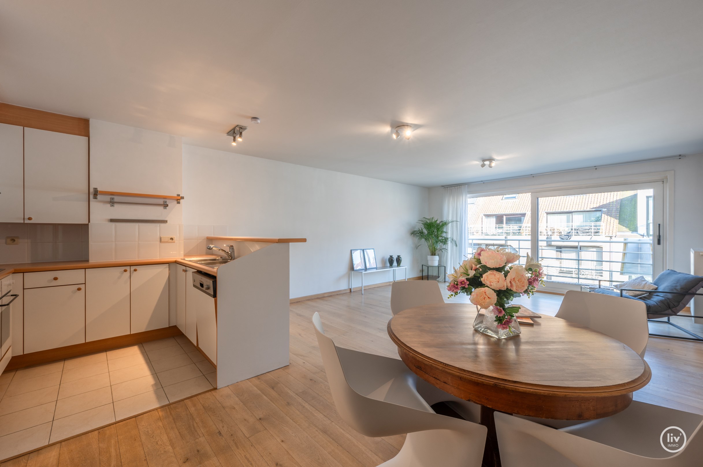 Aangename op te frissen duplex  met mooie terrassen centraal gelegen op de Leopoldlaan te Knokke. 