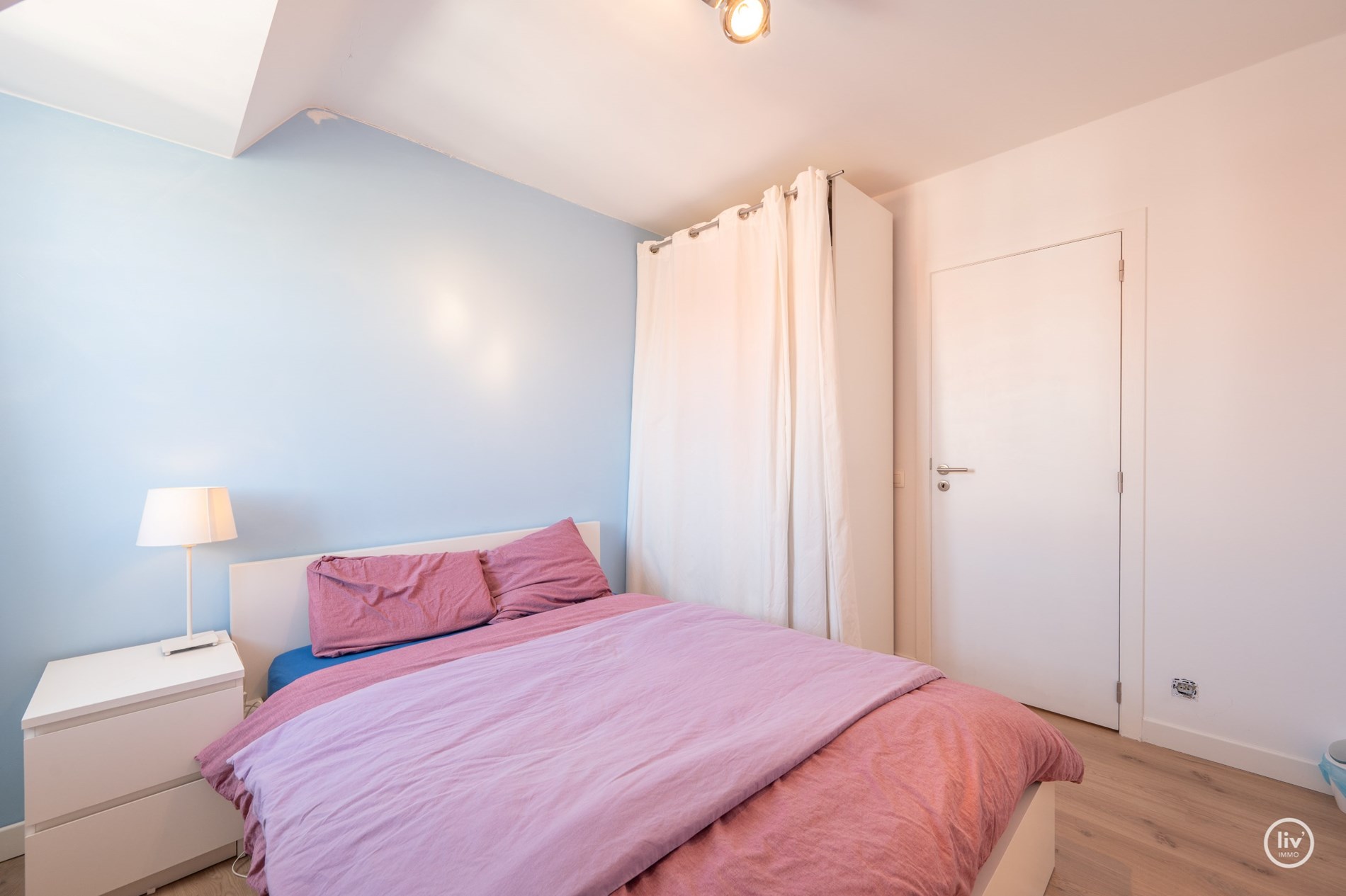 Volledig instapklaar 3-kamer appartement op wandelafstand van de Zeedijk-Duinbergen met mogelijkheid tot aankoop van een inpandige garagebox! 