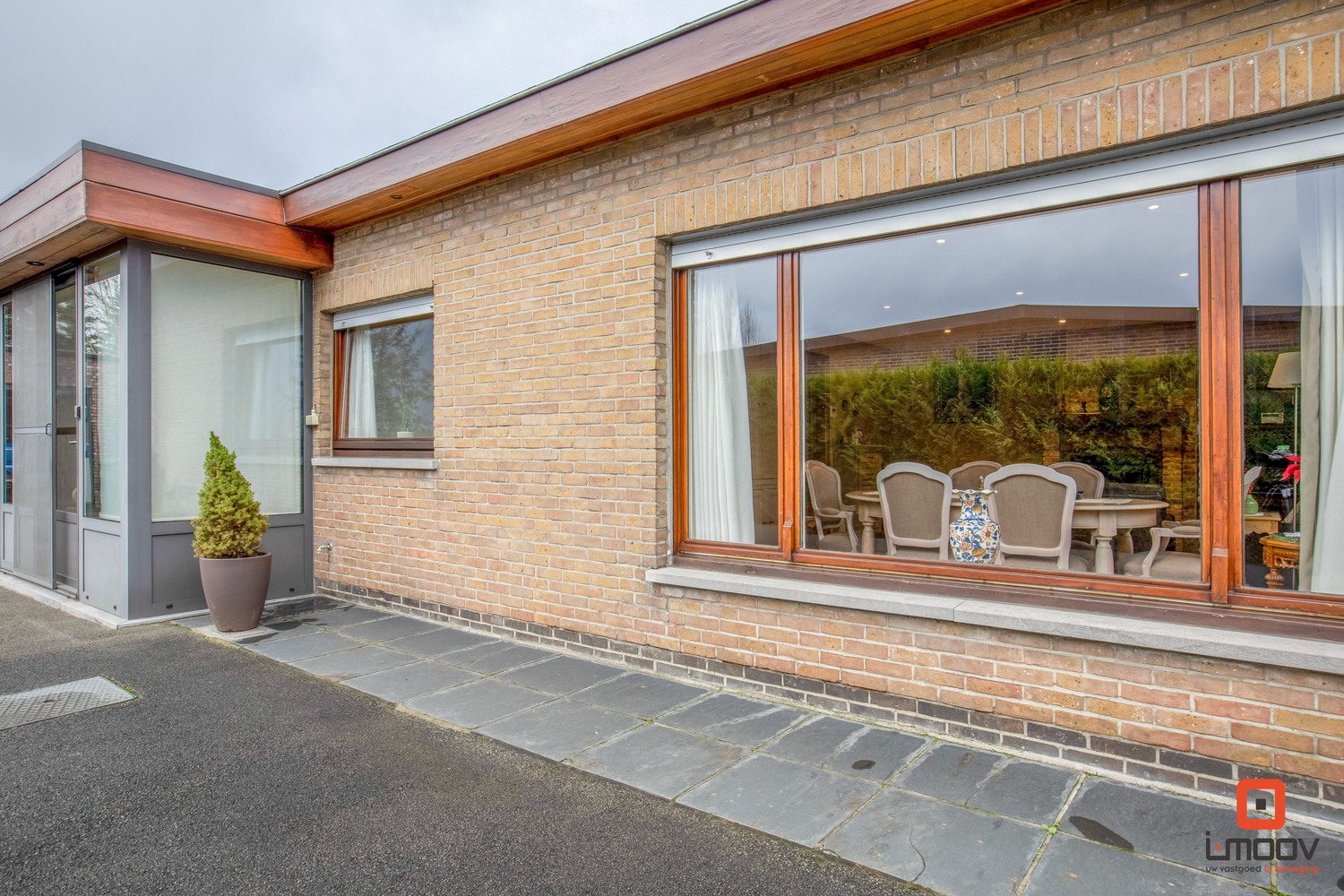 Halfopen bungalow in woonwijk 