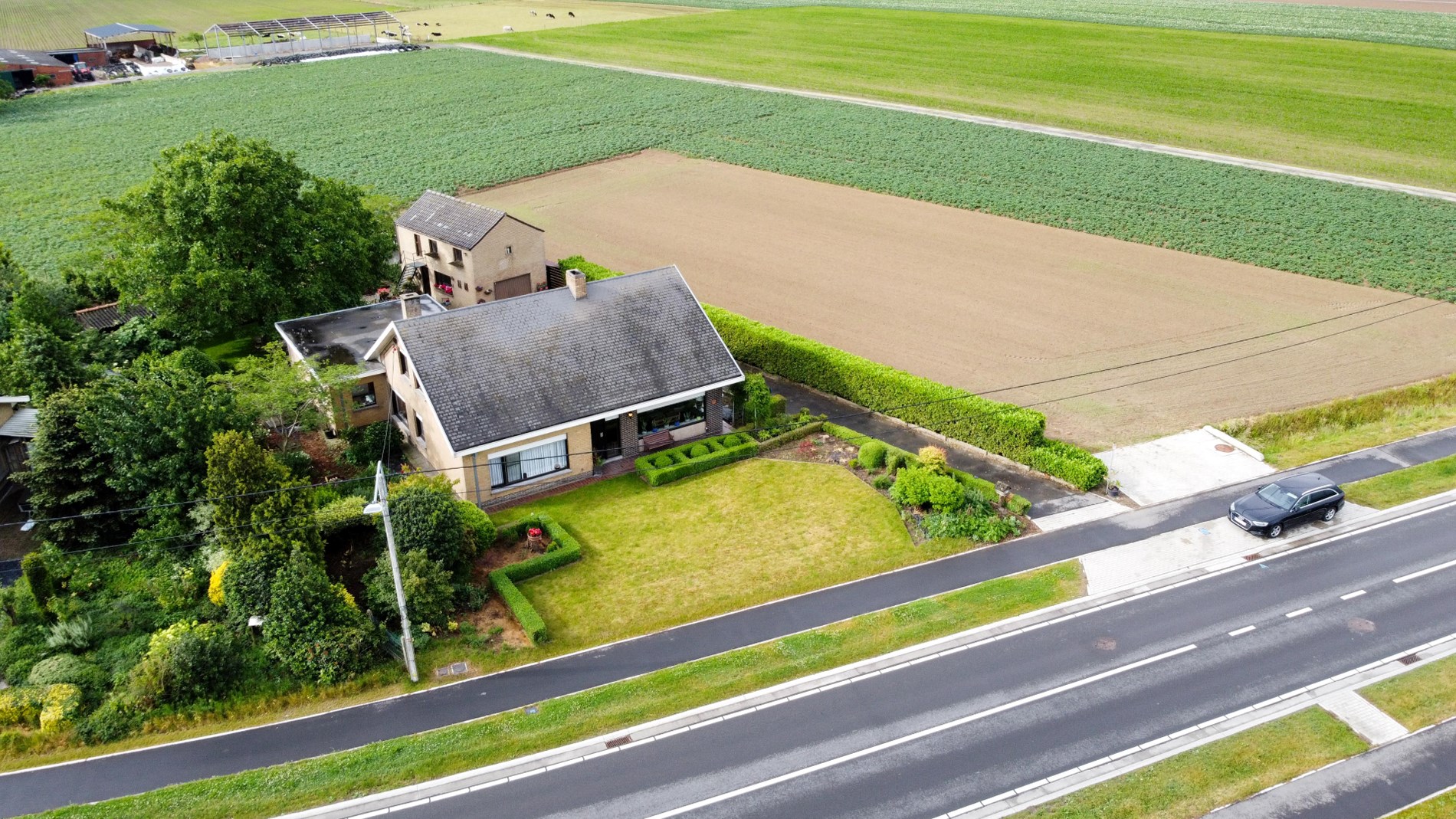 Grote alleenstaande woning met garage, werkplaats en tuin op 1.378 m&#178; 