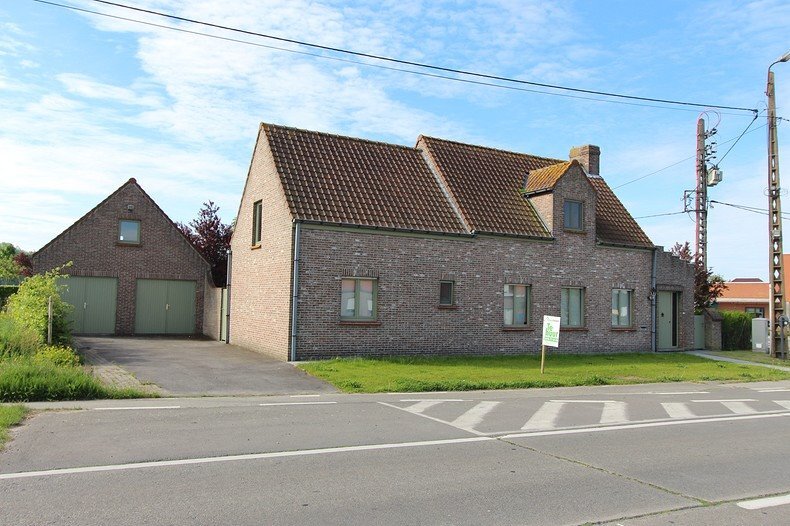 Alleenstaande woning met grote garage te Vladslo 