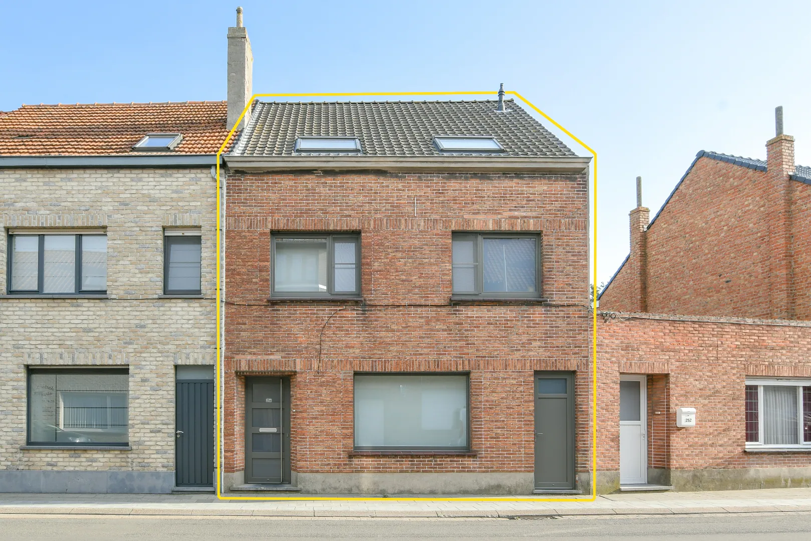 Goedgelegen en grotendeels gerenoveerde woning te Bredene Duinen met 3 kamers en zolder met extra potentieel