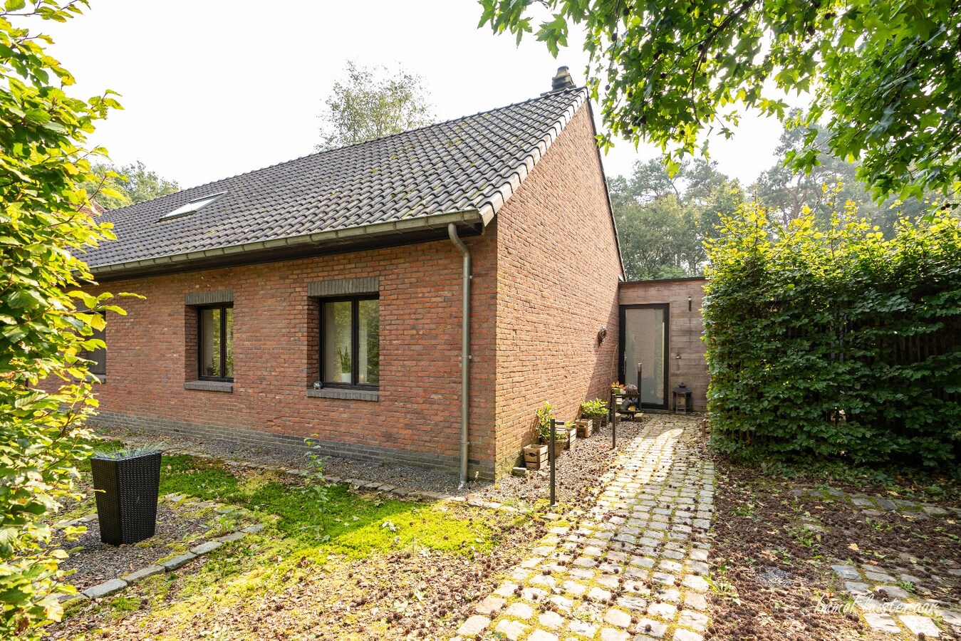 Ready-to-move-in house in a wooded area on approximately 24a in Keerbergen. 