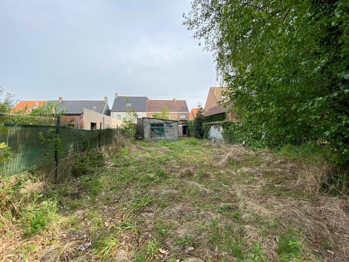 Woning met garage en diepe tuin te Koekelare 