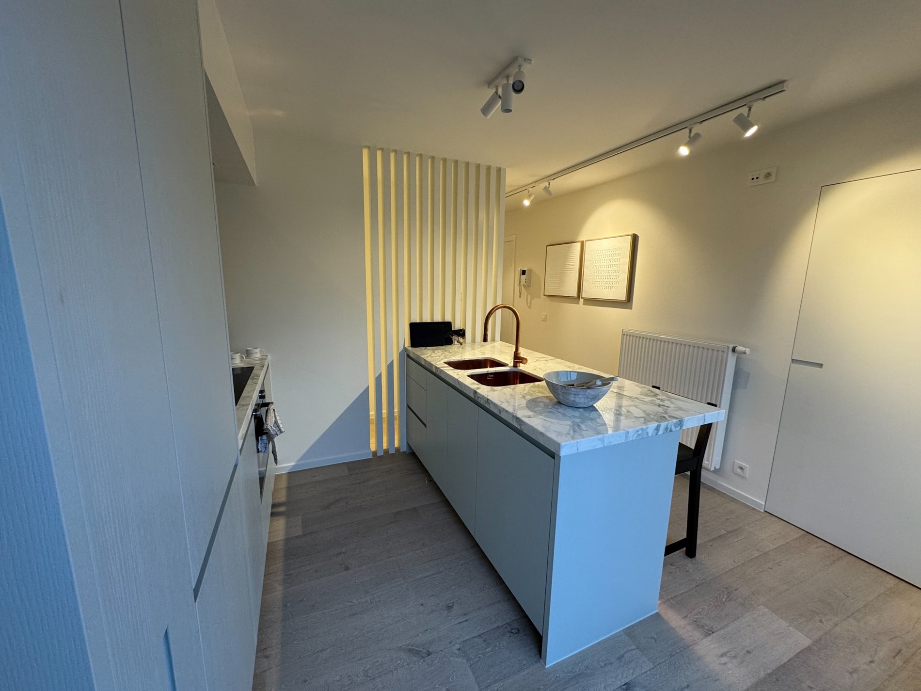 Magnifique penthouse en duplex r&#233;nov&#233; avec de magnifiques terrasses &#224; proximit&#233; de l&#39;avenue Lippens et de la plage de Knokke. 