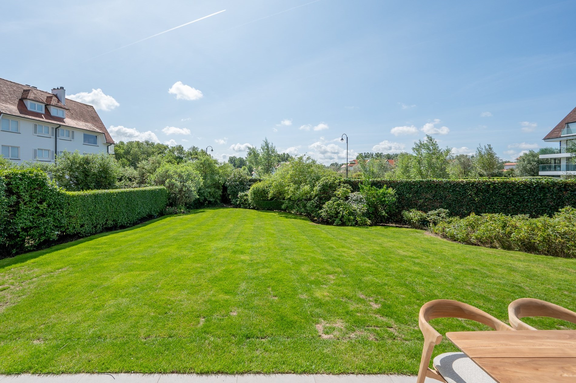 Magnifiek gerenoveerd HOEKappartement met tuin in een villaresidentie op enkele passen van  het strand, hartje Zoute. 