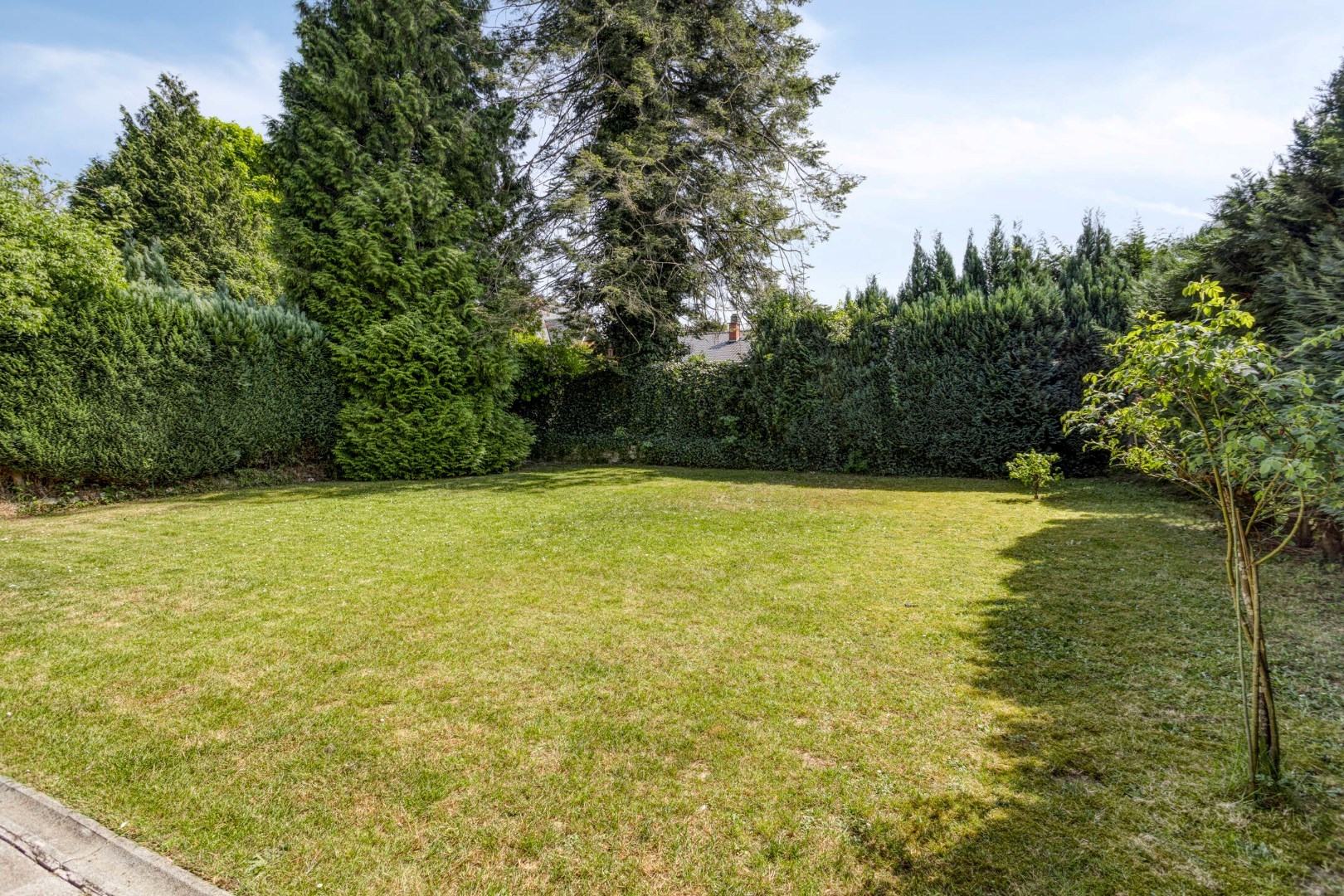 Rustig gelegen open bebouwing met 5 slaapkamers, 3 badkamers, dubbele garage en zonnige tuin in Tervuren – EPC 201 kWh/m&#178; – bewoonbare oppervlakte 339 m&#178; 