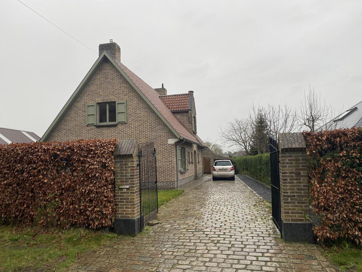 Alleenstaande woning met 3 slaapkamers  en garage te Koekelare 