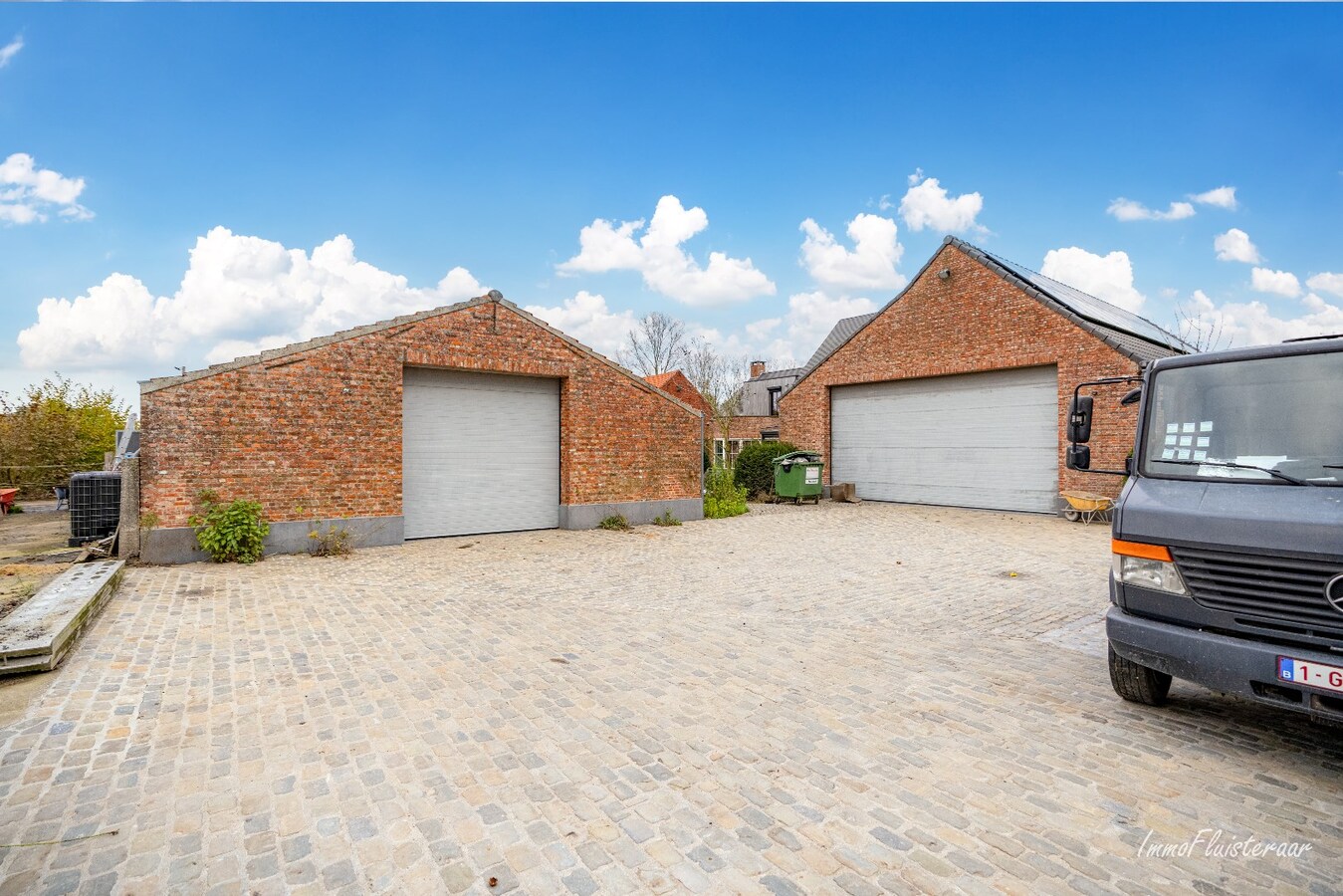 Prachtig gerenoveerde villa met grote garage en stalgebouw op 8.875 m2 te Retie 