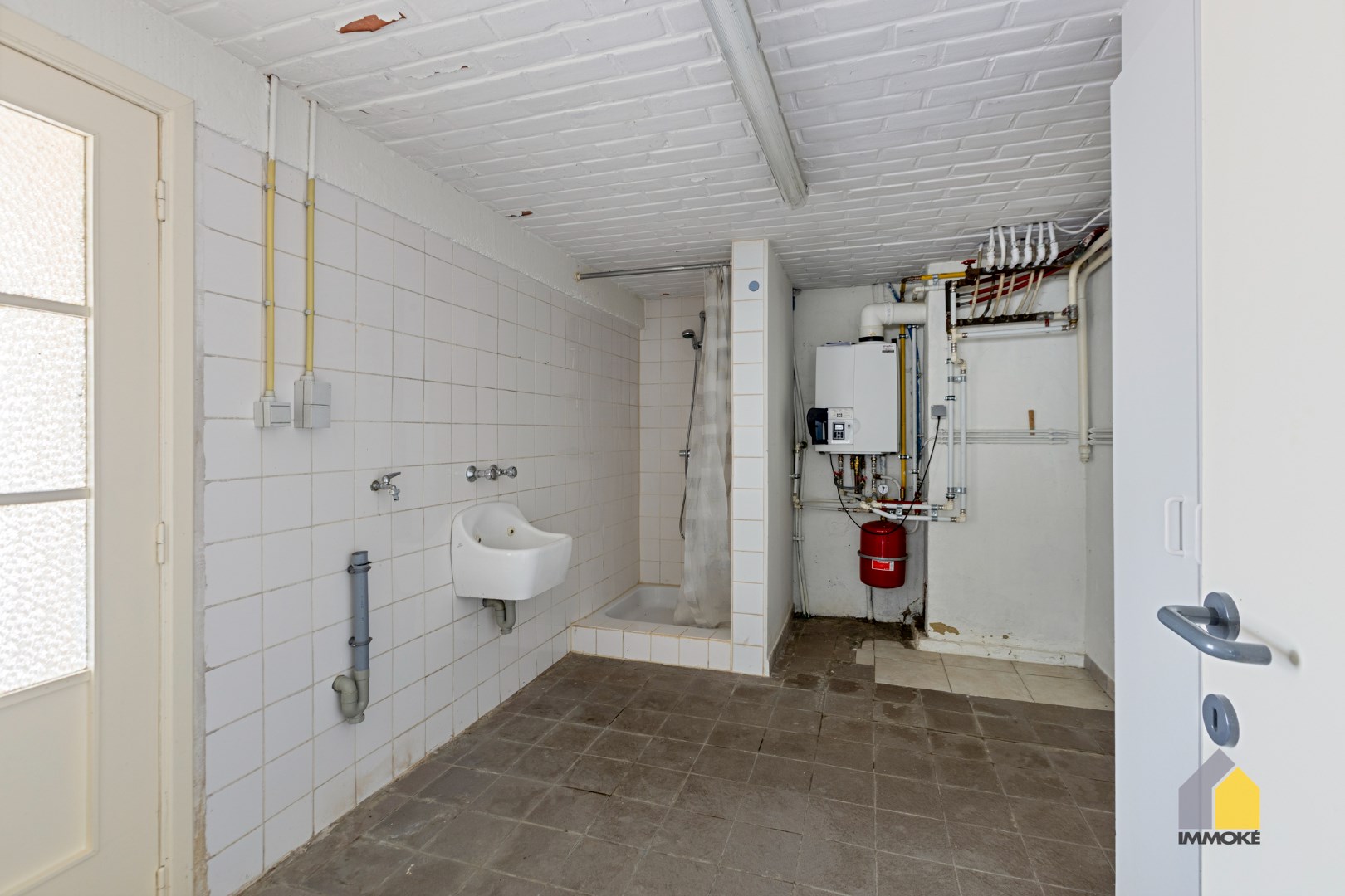 Halfvrijstaande woning met 3 slpks en grote polyvalente ruimte op perceel van 5 a 25 ca. 