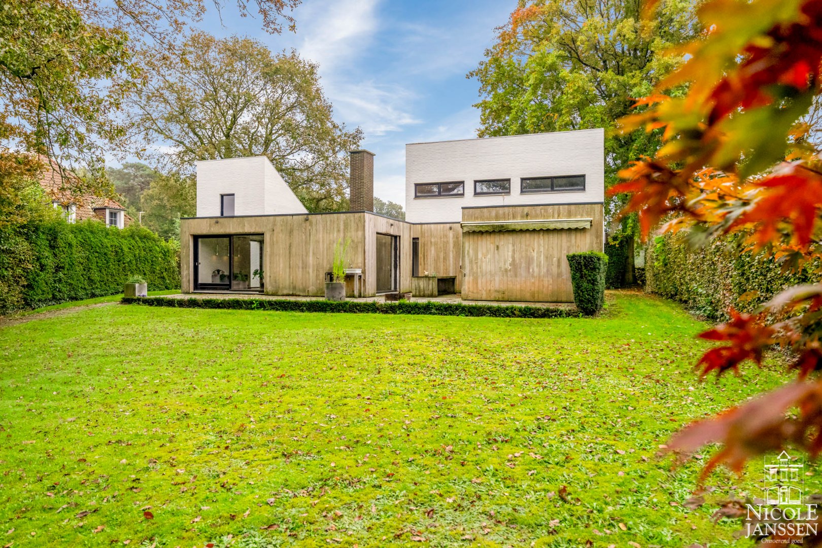 Moderne gezinswoning met mooi terras en vrij uitzicht aan voor- en achterzijde 