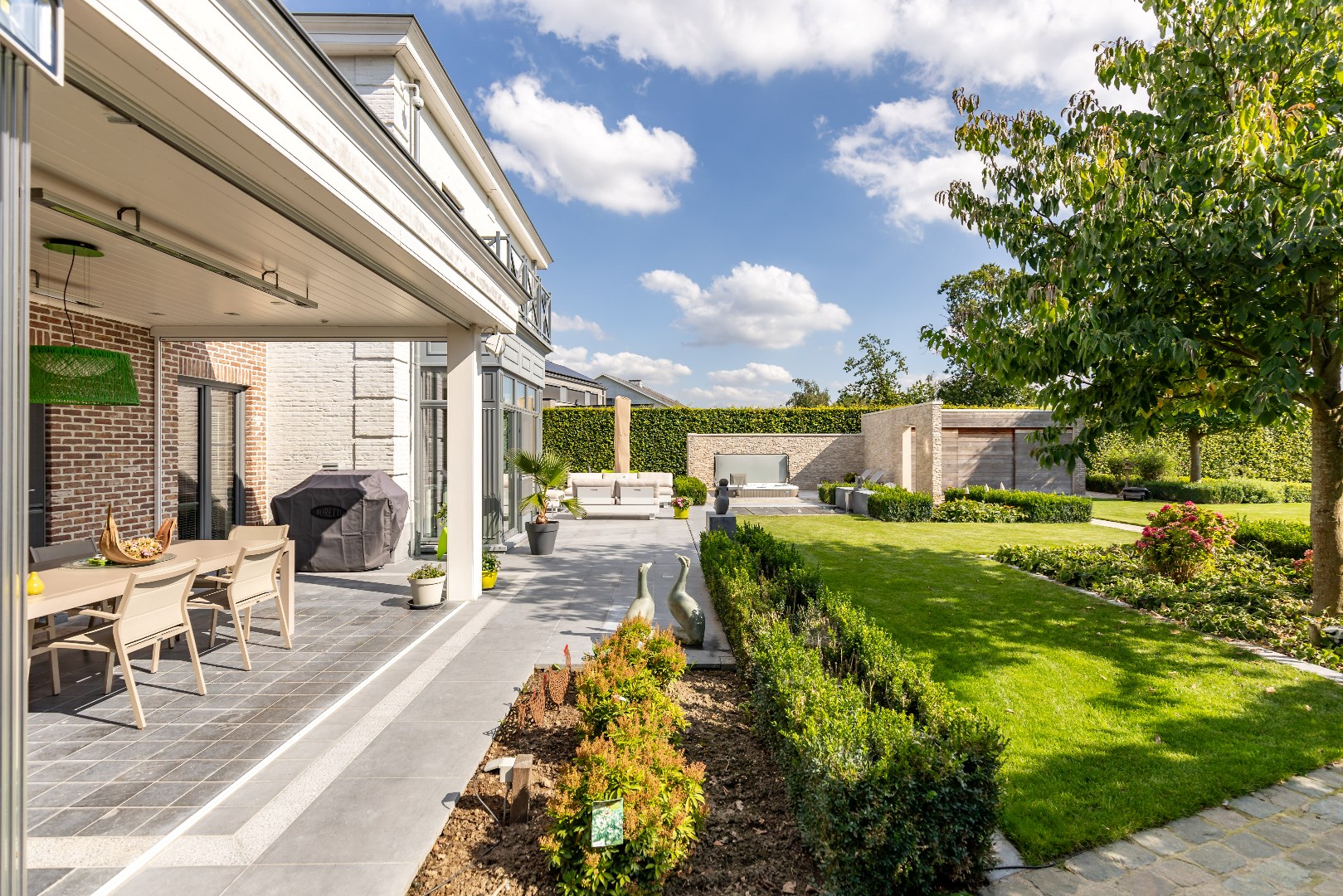 Luxe tuinhuis met buitendouche 