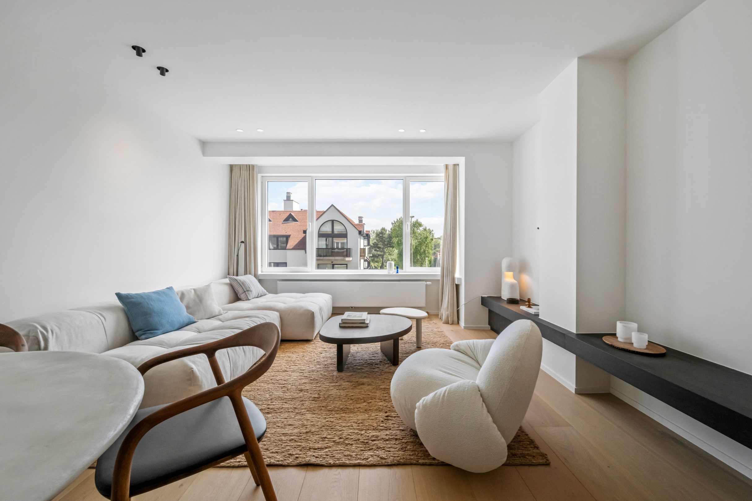 Appartement de trois chambres &#233;l&#233;gamment r&#233;nov&#233; avec vue d&#233;gag&#233;e sur la Kustlaan. 