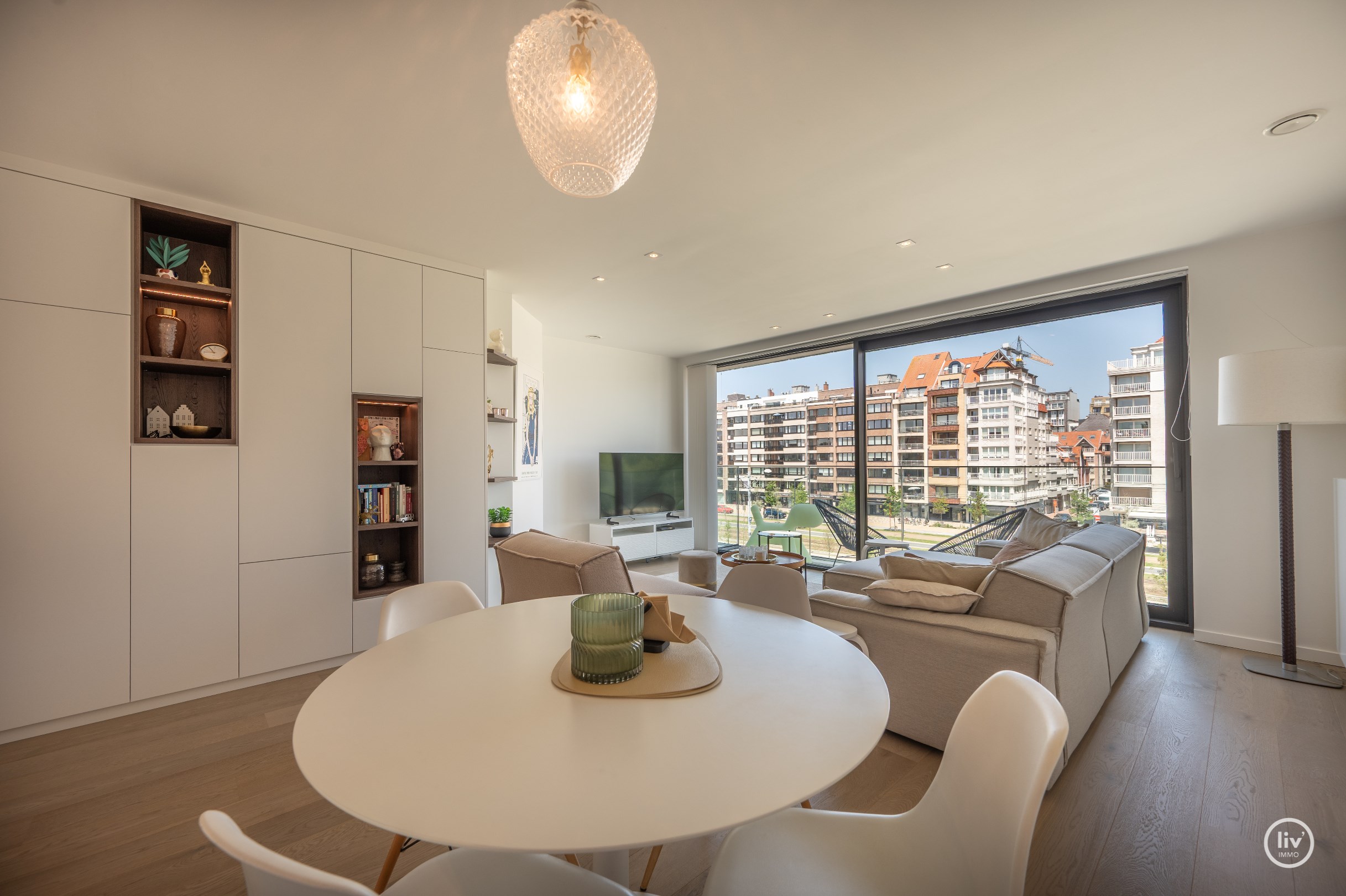 Appartement pr&#234;t &#224; emm&#233;nager (2021) avec vue d&#233;gag&#233;e sur la rue de Knokke, &#224; distance de marche de la digue de l&#39;Albertstrand. 