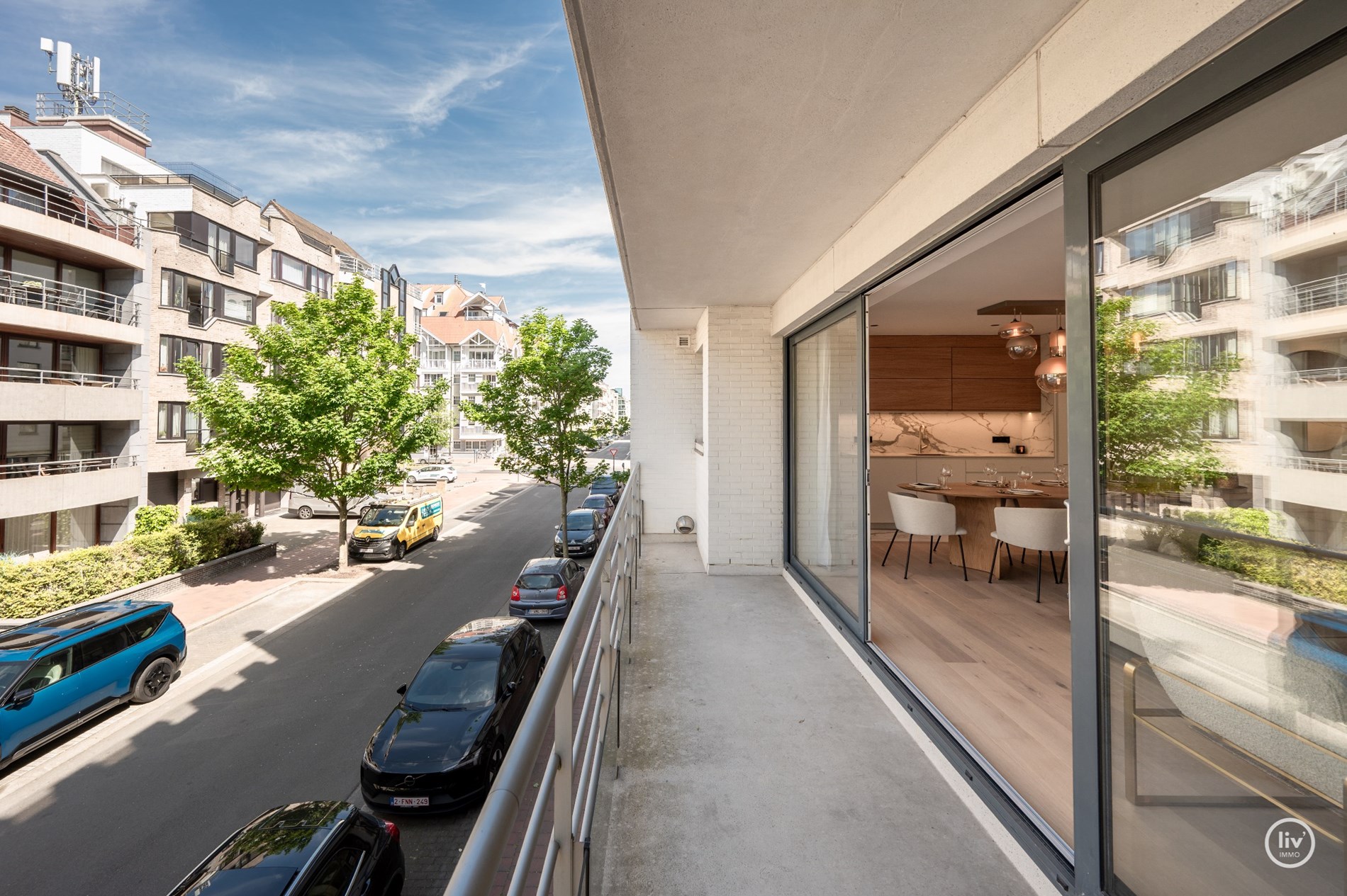Instapklaar 3-kamer appartement op wandelafstand van de Lippenslaan met zuidgericht-terras. 8m gevelbreedte ! garage mogelijk in het gebouw. 