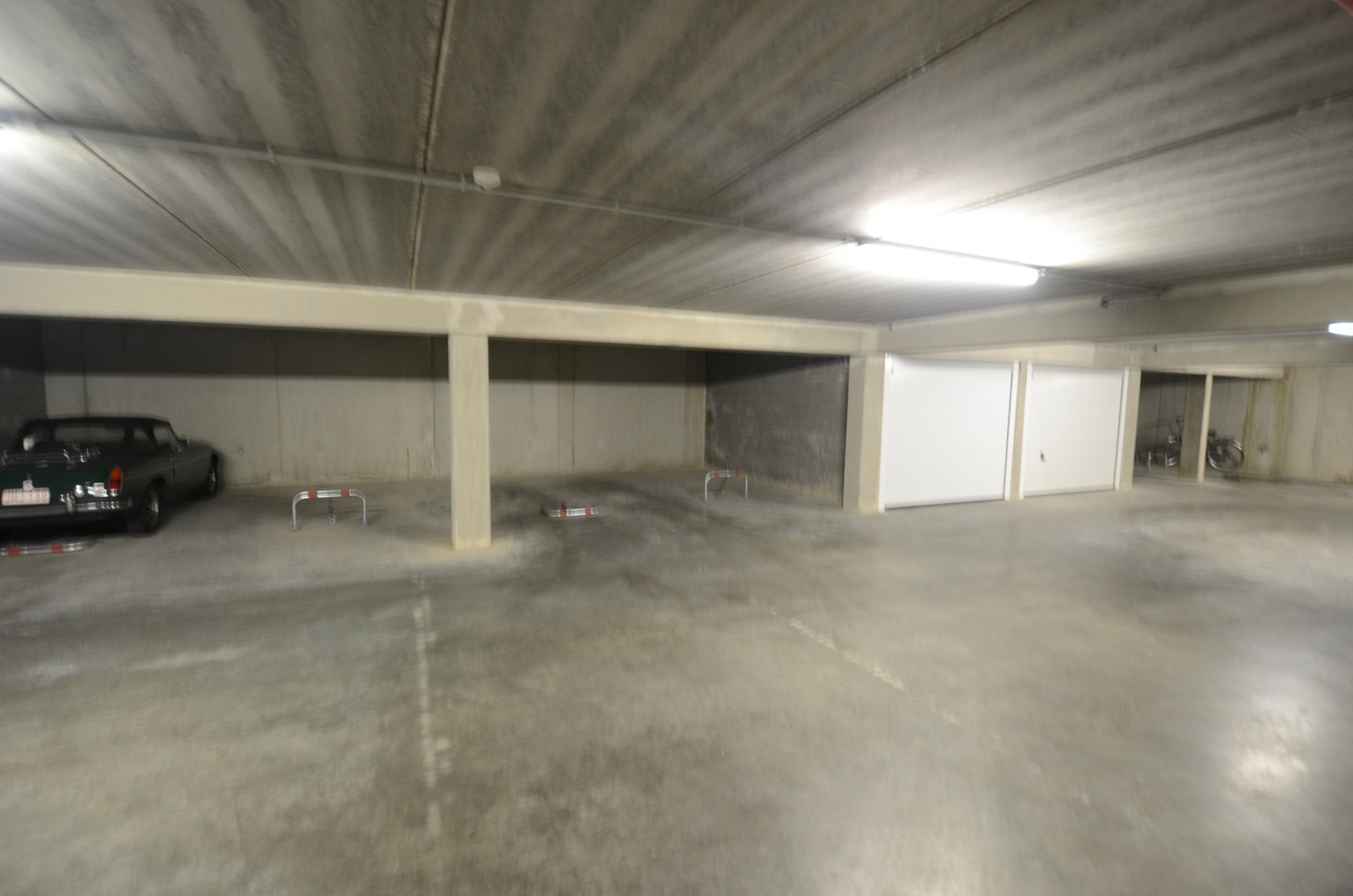 Meerdere autostandplaatsen  in een afgesloten garagecomplex te Sint-Michiels 