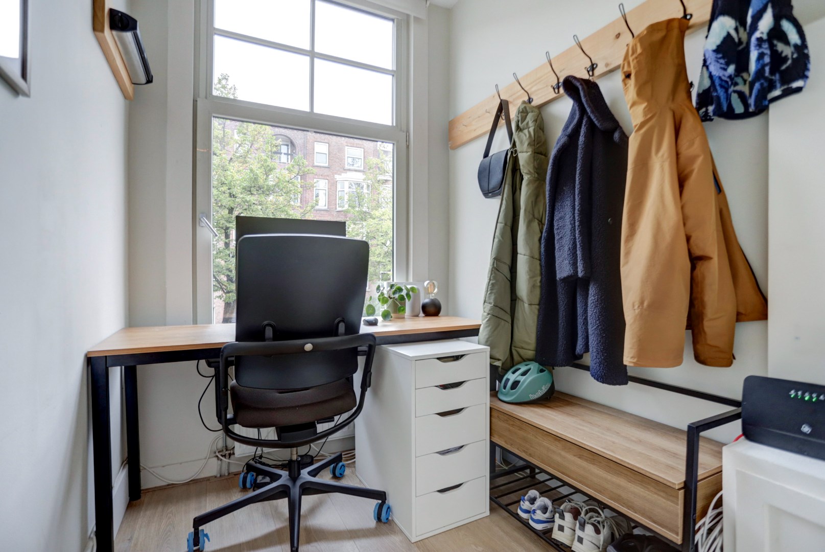 Kopers opgelet! Zonder te klussen te betrekken 4-kamer bovenwoning gelegen op de 1e en halve 3e verdieping, met moderne keuken en badkamer, 3 slaapkamers, balkon op het zuiden en dakterras! 