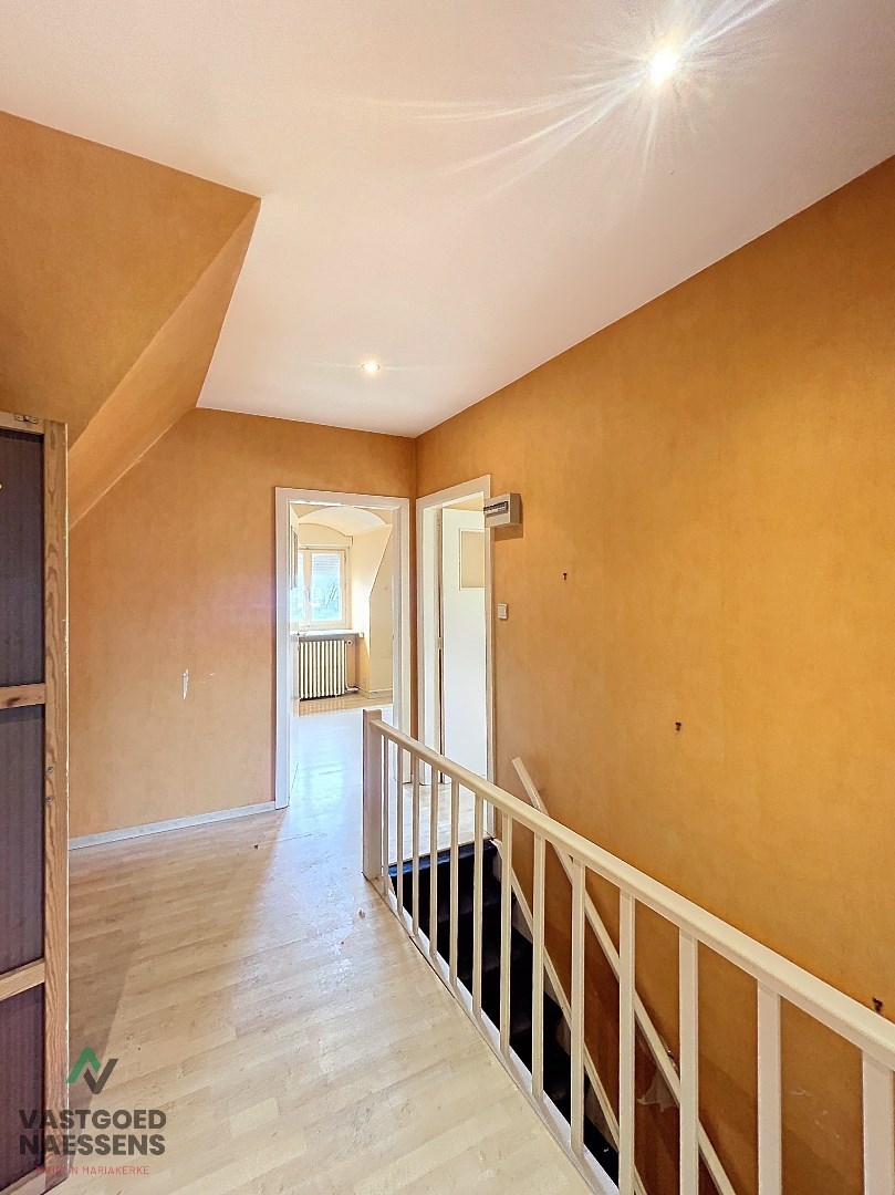 Maison d&#39;angle avec entrep&#244;t - garage - 5 chambres &#224; coucher et terrasse 