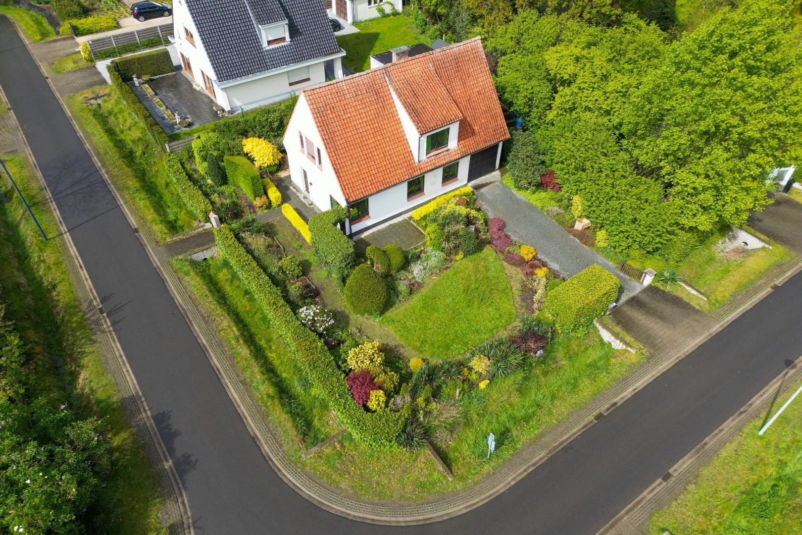 Charmant renovatieproject op een mooi groen hoekperceel in het geliefde Baarle! 