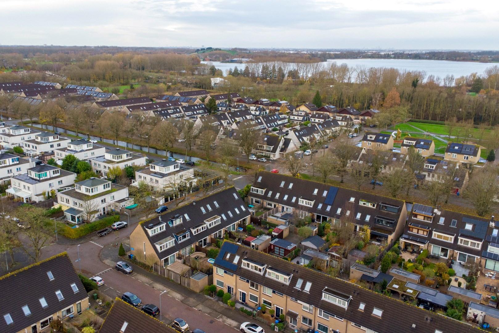 Dit fijne en energiezuinige (A-label) familiehuis met moderne keuken, 4 slaapkamers, 3 dakkapellen en riante achtertuin is direct te betrekken! 