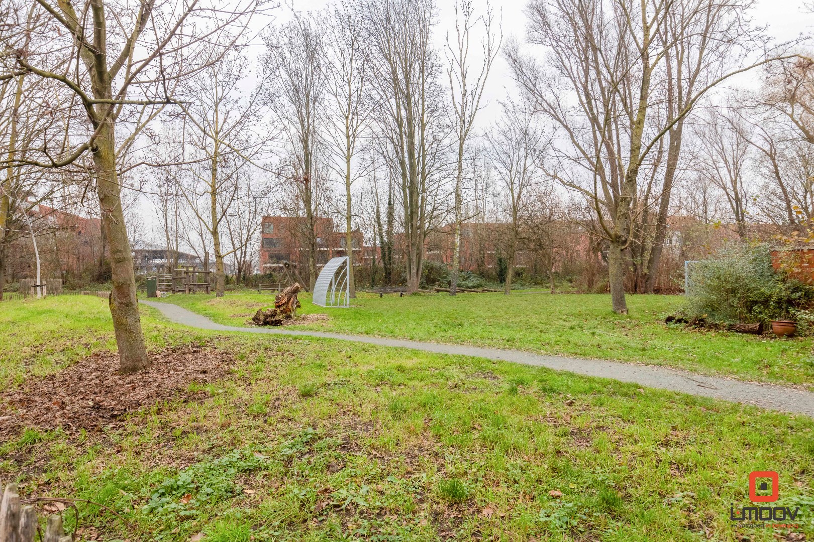 Te renoveren hoekwoning met 4 slaapkamers nabij het Makelaarspark 