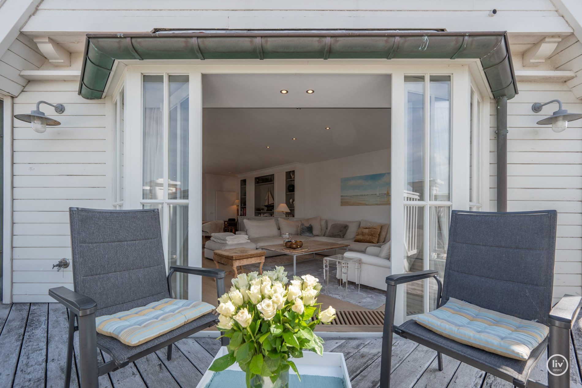 Duplex d&#39;angle de 160 m2 avec de magnifiques vues d&#233;gag&#233;es sur l&#39;avenue Dumortier &#224; Knokke. 