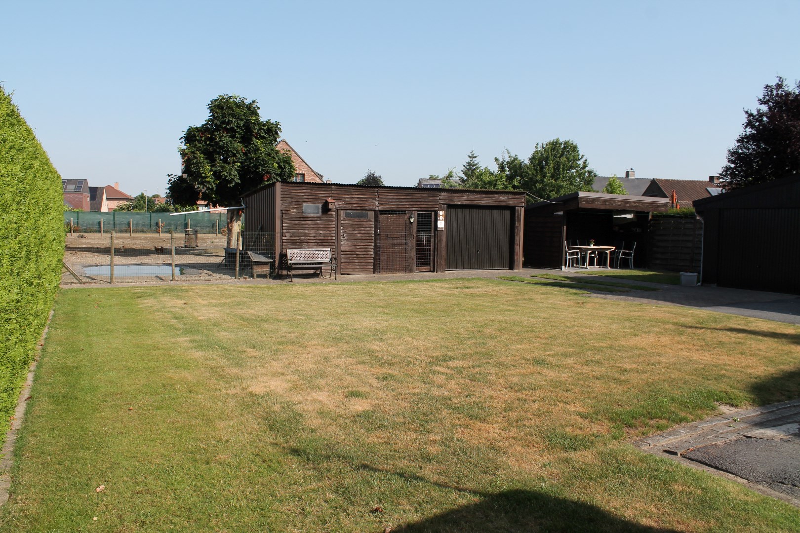 Grote en stevige woning, met garages, bergruimte en tuin op 1.324m&#178; 