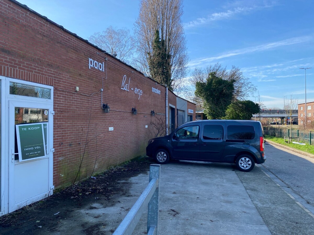 Handelspand 546 m&#178; met veel mogelijkheden en 8 parkeerplaatsen 