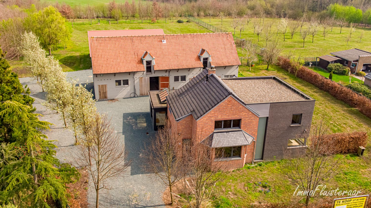 Hedendaagse villa met aanhorigheden op een perceeloppervlakte van 1,6 ha te Belsele 