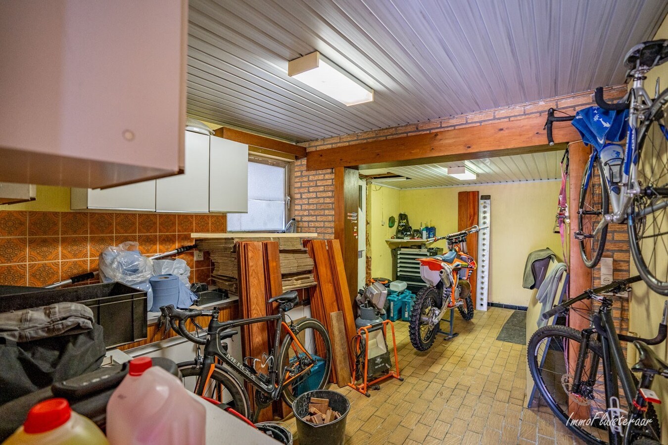 Gerieflijke woning met tuin, garage en 3 slaapkamers in Peer - gerenoveerd in 2021 - Energielabel C - perceeloppervlakte 11000.00 - bewoonbare oppervlakte 158.00 - EPC-waarde 246.00 