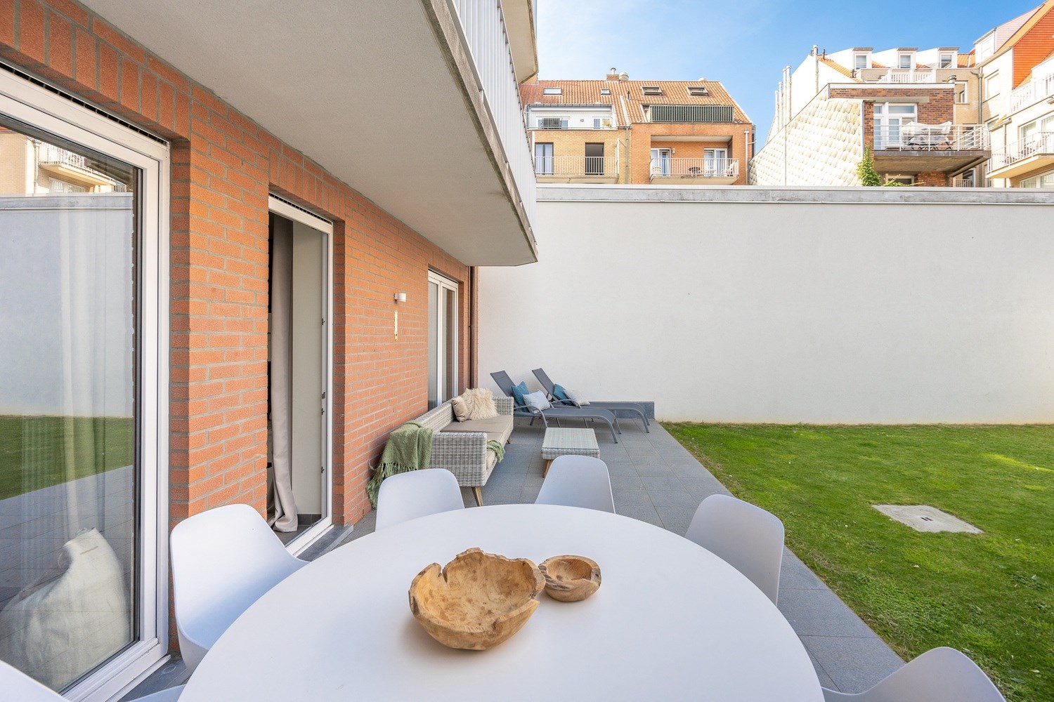 MEUBL&#201; : Appartement rez-de-chauss&#233;e unique et r&#233;cemment meubl&#233; avec un beau jardin ensoleill&#233;, id&#233;alement situ&#233; pr&#232;s de l&#39;avenue Dumortier &#224; Knokke. 