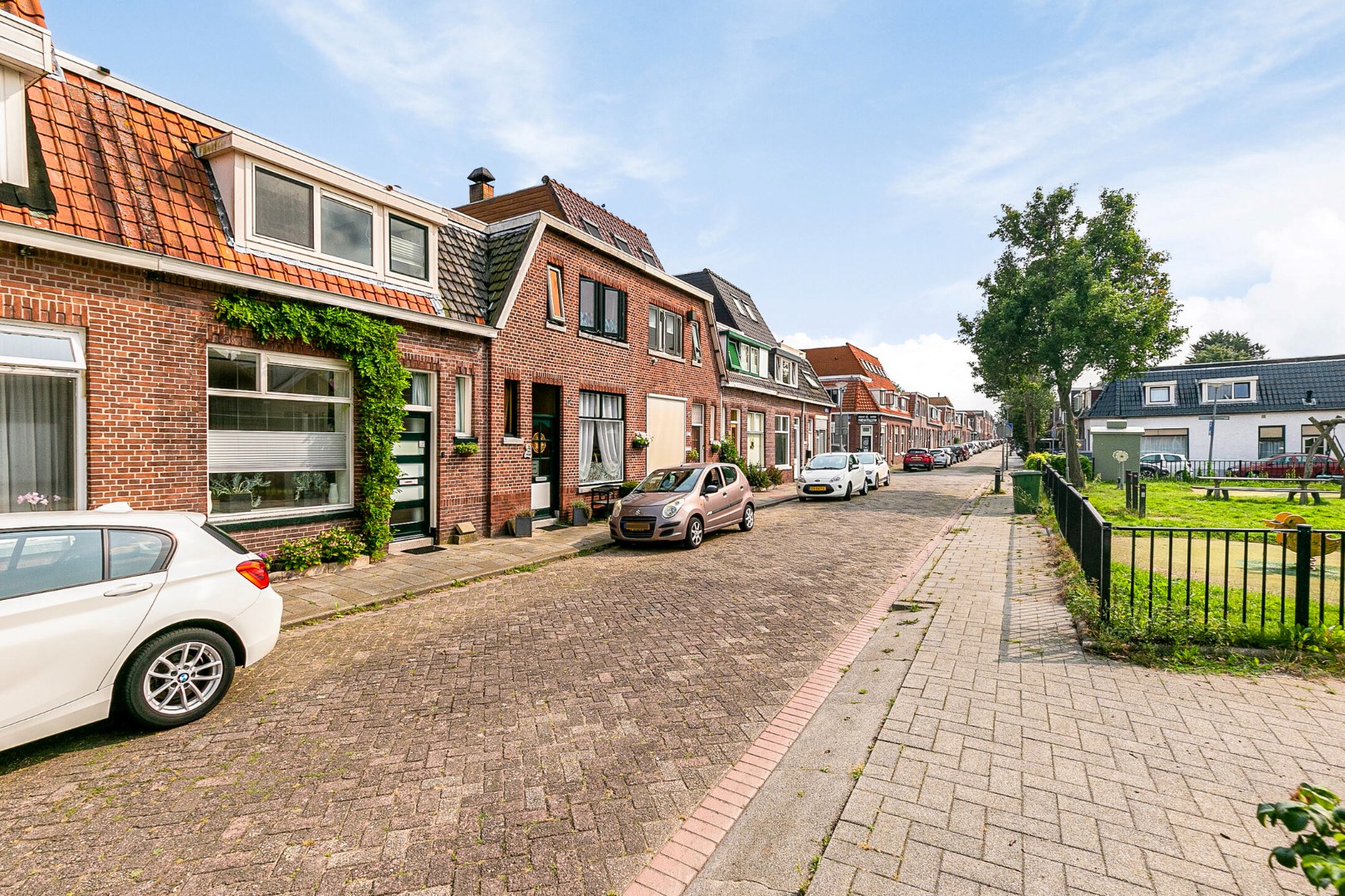 Op zoek naar een karakteristieke  jaren &#39;30 woning? Dan is dit uw kans:  4-kamer uitgebouwde tussenwoning met moderne keuken, 3 slaapkamers, ruime tuin en gelegen op eigen grond! 