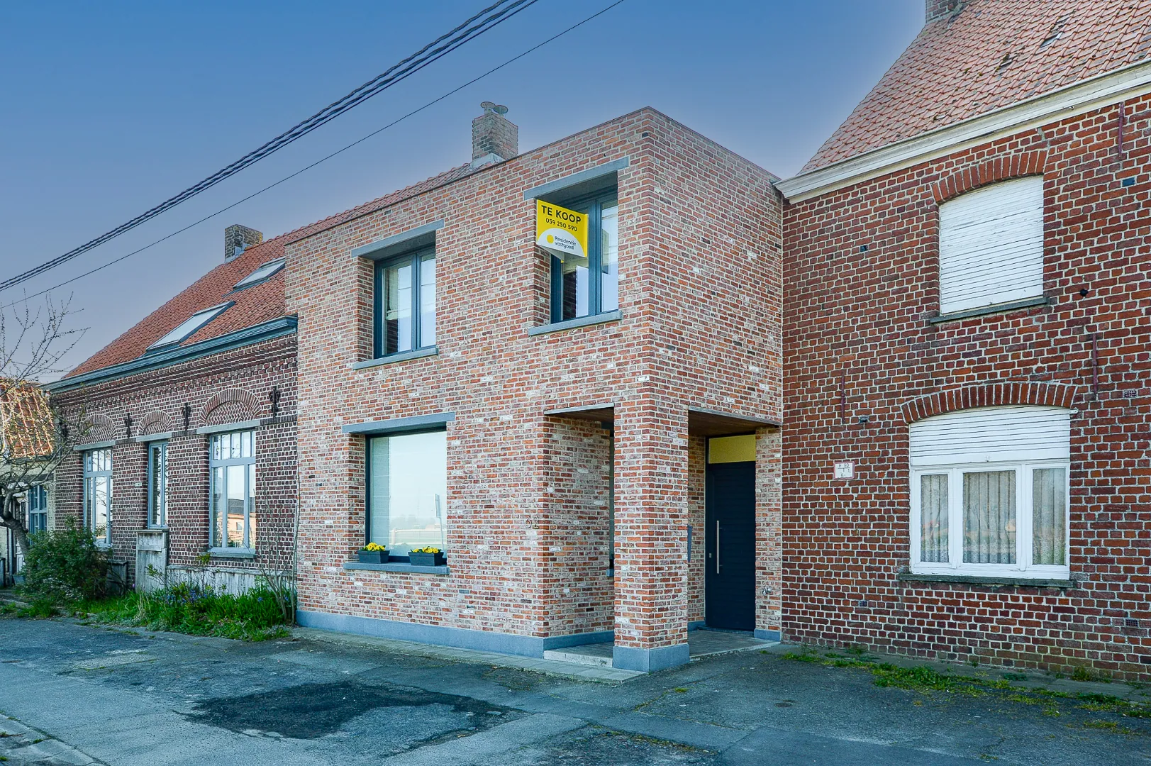 Instapklare en gerenoveerde rijwoning op 305 m² te Werken. 