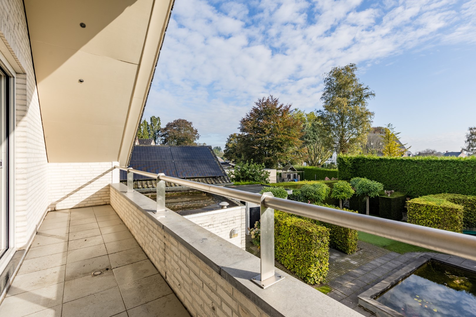 Speels ingedeelde vrijstaande woning met inpandige garage en privacy biedende tuin. 24 zonnepanelen aanwezig. Energielabel A. 