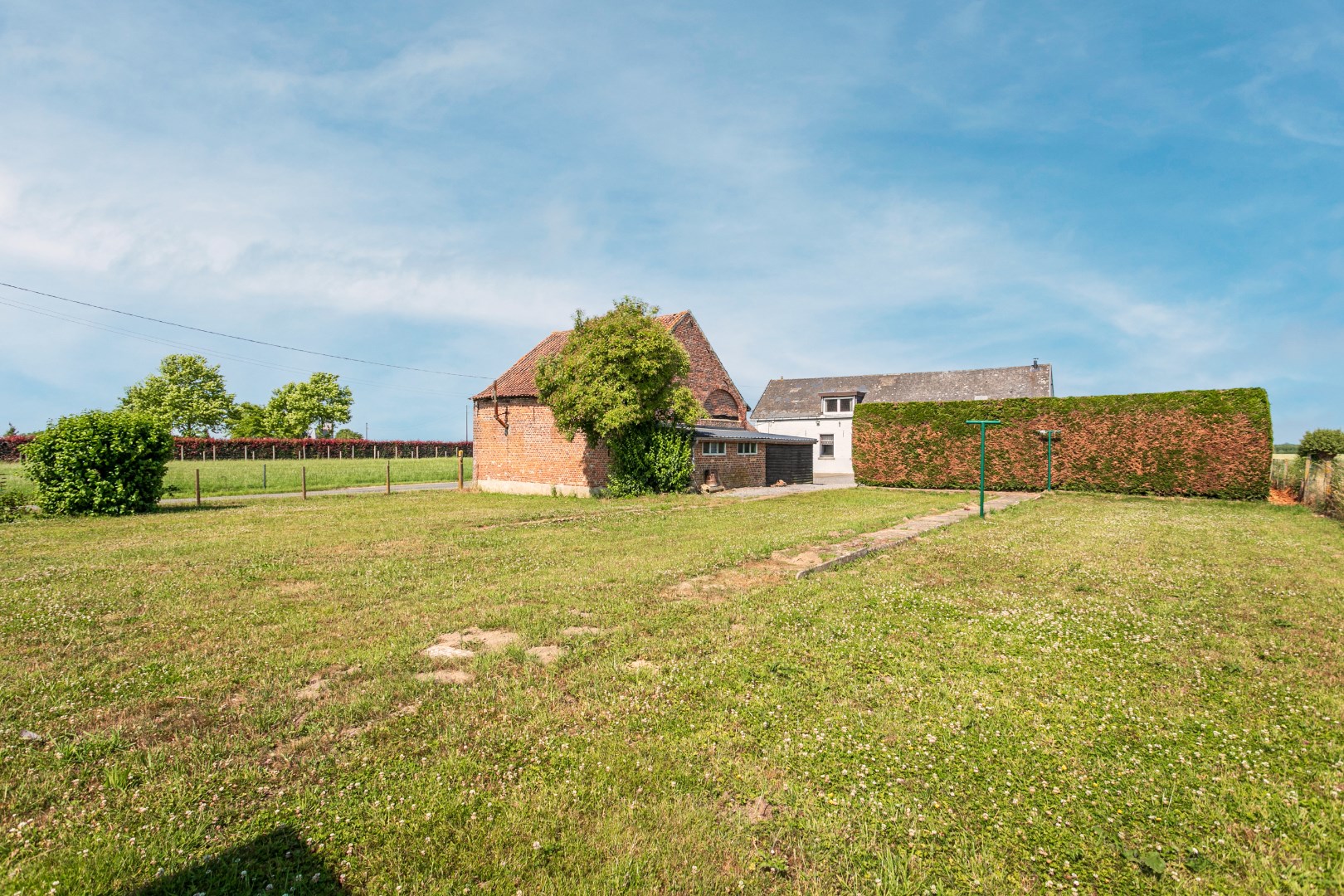 Maison &#224; r&#233;nover avec 3 chambres, entrep&#244;t et prairie sur 59a dans le cadre verdoyant de Pepingen. 