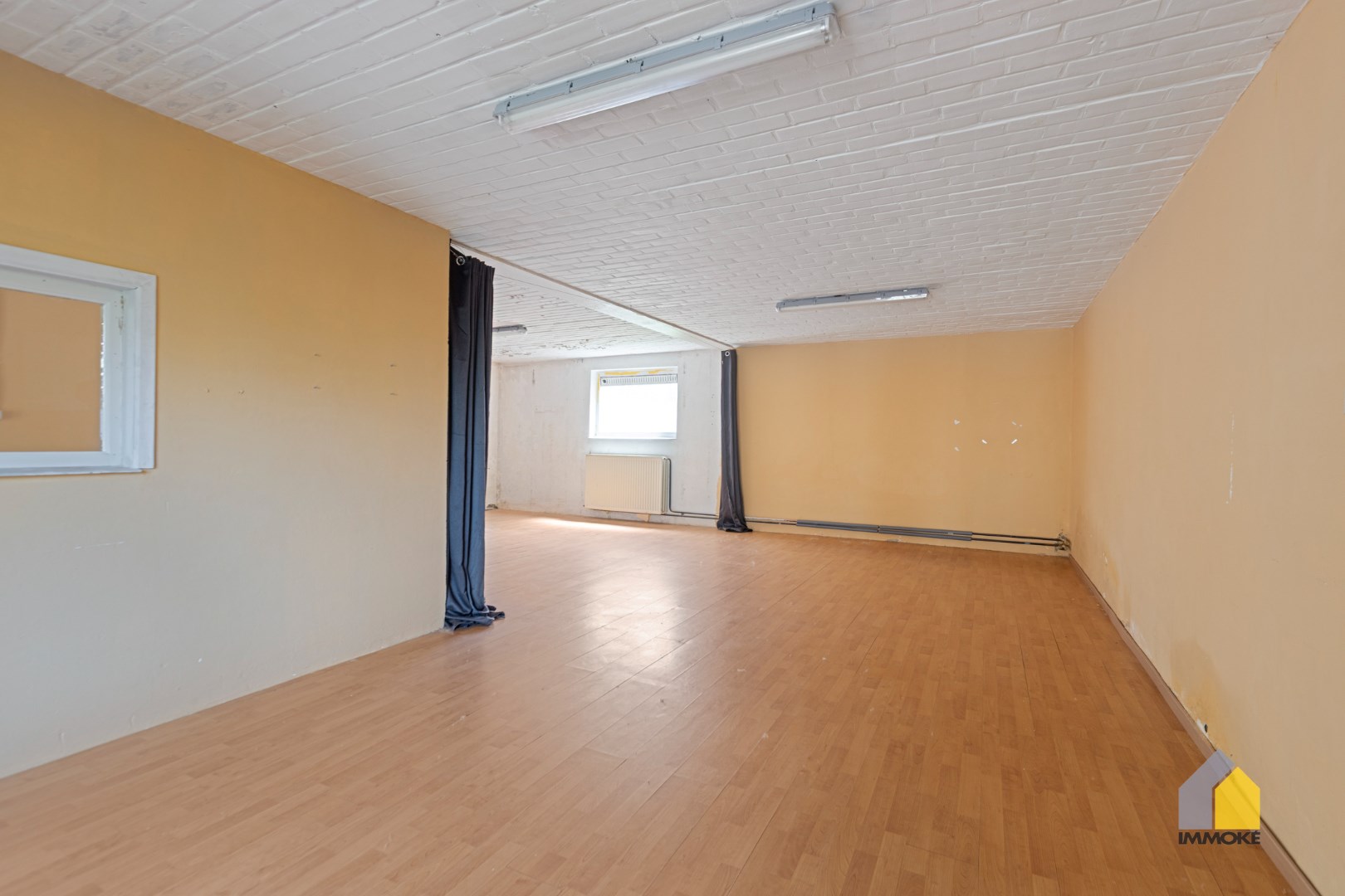 Halfvrijstaande woning met 3 slpks en grote polyvalente ruimte op perceel van 5 a 25 ca. 
